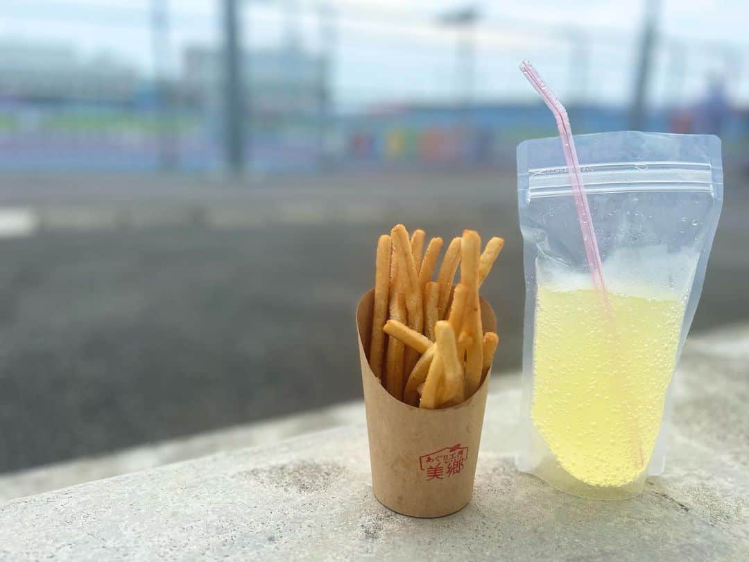 太田理恵のインスタグラム：「小松島GⅢを観に行ってきました💓 キッチンカーですだちスカッシュとフライアウポテト買えて最高だった🥺  久しぶりの生観戦、迫力もカントもすごくて満足🥰 妹が初めての競輪場&車券購入でした✨ #小松島　#小松島市 #小松島競輪 #小松島競輪場 #四国旅行 #徳島旅行」