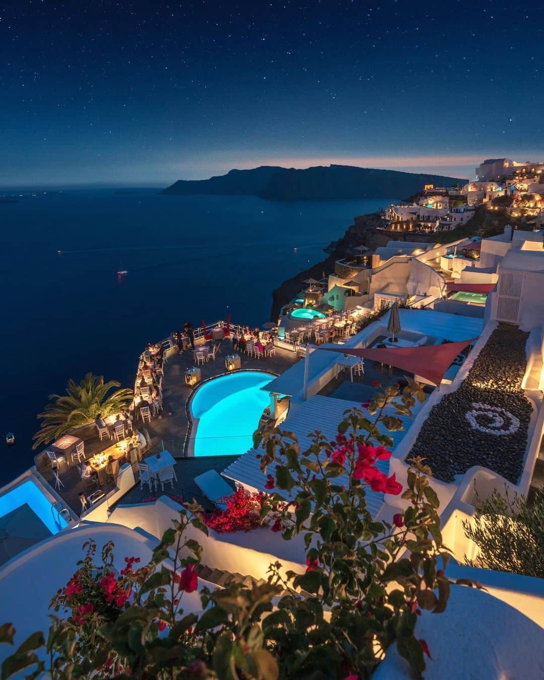 のインスタグラム：「@ someone you would bring here 🥂 Follow @voyaged for more beautiful places around the 🌍 - 📷 @momentsofgregory - #voyaged #9gag #travel #greece #santorini」