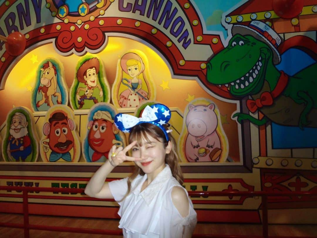 久保玲奈さんのインスタグラム写真 - (久保玲奈Instagram)「🐭🌊🏰 2日連続でシーとランド楽しんできました!☆  ガチャガチャで大本命のチャンドゥGET‪‪👍🏻 ̖́-‬ っていうTMIでした🐯🍌  @titanail.official #チタネイル #TITANAIL」7月9日 20時30分 - reina_kubo_official