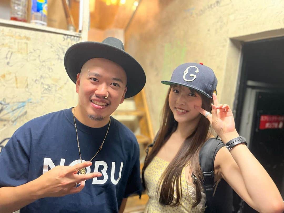 坂元誉梨のインスタグラム：「NOBUさんのライブ行ってきました👯‍♀️✨  「Today〜今日と言う日は〜」のMVに出演させていただき、 昨日やっとご挨拶ができました🙇‍♀️！ やっとおはなしできたー😂！！ 2枚目の写真、アンコールの時にみんなで1枚ずつ取ってまわして坂元も一枚いただきました٩( ᐛ )و 素敵な紙！！(なんと呼べばいいのか分からず「紙」)  別現場から向かったので 初っ端から見れなくて悔しかったので、 残りのライブを見に行ける方が羨ましい！です！！  NOBUさん、ありがとうございました🐜♡  あ！集合体恐怖症の人は 坂元のワンピースガン見しないでね♡  #NOBU さん #ライブ #グラドル自画撮り部 #赞」