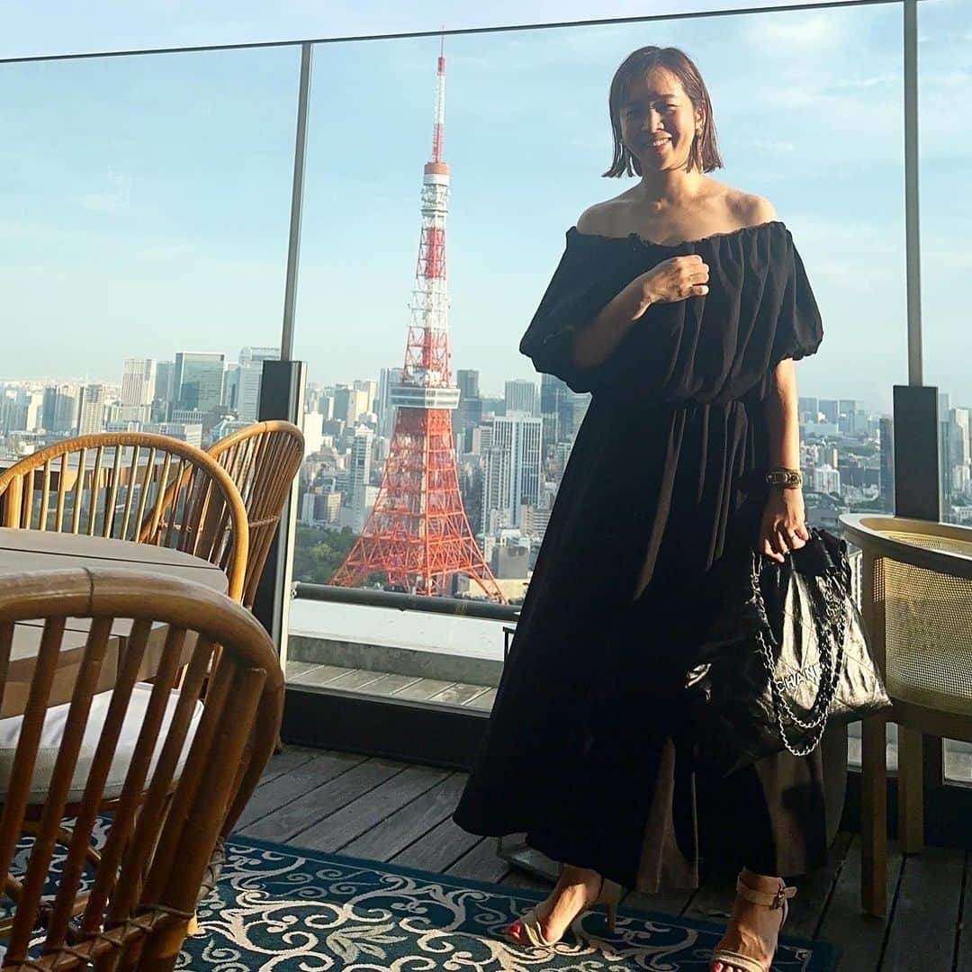 福吉 彩子のインスタグラム：「働くかあさんの記念日コーデ 七夕🎋に入籍して、翌日に結婚式をした17年目の結婚記念日をお祝いに。 初めて買ったブランド　@nave_jp がジャージー素材が着やすいし、たっぷり着回しできそうなデザインでかなり気に入りました！ tops&skirt #nave  ☆☆☆ 2006年神戸で入籍した七夕も晴れで、翌日の結婚式も雨の予報が夜まで何とか持ったんだったな〜。 あれ以来？晴れが珍しい七夕の夜に、初めて行った @toranomonedition は東京なのに東京じゃないみたいな雰囲気🤍 アペリティフをいただいたテラスからみた景色も、レストランでいただいた食事も期待以上でした！ しかし、結婚してから17年も経つなんて、時が過ぎるのは早いな。あの頃は2人だけだったのに、今では子供たちが2人共しっかり留守番できる中学生に。 あの頃からちっとも変わらず優しくしてくれる夫に感謝しながら、老後について考える、そんな夜でした。  #ワーママ #ワーママコーデ #働くかあさん  #プチプラコーデ  #アラフォーファッション  #結婚記念日」