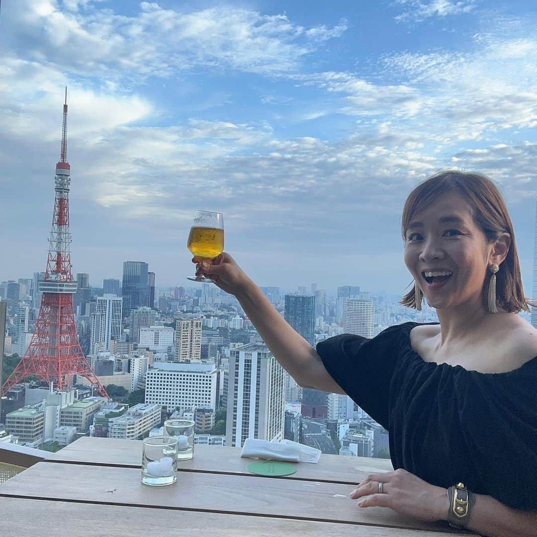 福吉 彩子さんのインスタグラム写真 - (福吉 彩子Instagram)「働くかあさんの記念日コーデ 七夕🎋に入籍して、翌日に結婚式をした17年目の結婚記念日をお祝いに。 初めて買ったブランド　@nave_jp がジャージー素材が着やすいし、たっぷり着回しできそうなデザインでかなり気に入りました！ tops&skirt #nave  ☆☆☆ 2006年神戸で入籍した七夕も晴れで、翌日の結婚式も雨の予報が夜まで何とか持ったんだったな〜。 あれ以来？晴れが珍しい七夕の夜に、初めて行った @toranomonedition は東京なのに東京じゃないみたいな雰囲気🤍 アペリティフをいただいたテラスからみた景色も、レストランでいただいた食事も期待以上でした！ しかし、結婚してから17年も経つなんて、時が過ぎるのは早いな。あの頃は2人だけだったのに、今では子供たちが2人共しっかり留守番できる中学生に。 あの頃からちっとも変わらず優しくしてくれる夫に感謝しながら、老後について考える、そんな夜でした。  #ワーママ #ワーママコーデ #働くかあさん  #プチプラコーデ  #アラフォーファッション  #結婚記念日」7月9日 20時31分 - fuku44aya