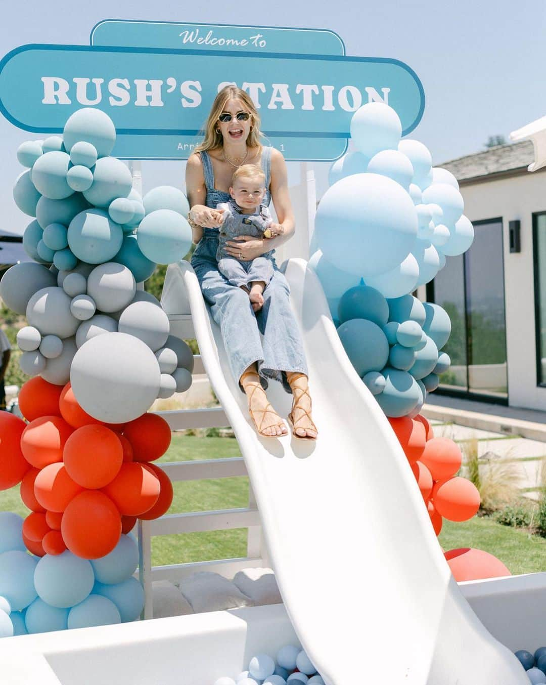 トリ・プラバーさんのインスタグラム写真 - (トリ・プラバーInstagram)「We had the best time celebrating our baby boy turning 1 last weekend! Thank you to everyone who came to celebrate and make it so special!  @balloonandpaper  @vanessatierneyphoto  @dipd_n_dripd  @macandivy  @gourmeletas  @sweetesbakeshop  @thecappuccinoman  @sendintheclownsla」7月10日 1時59分 - toripraver