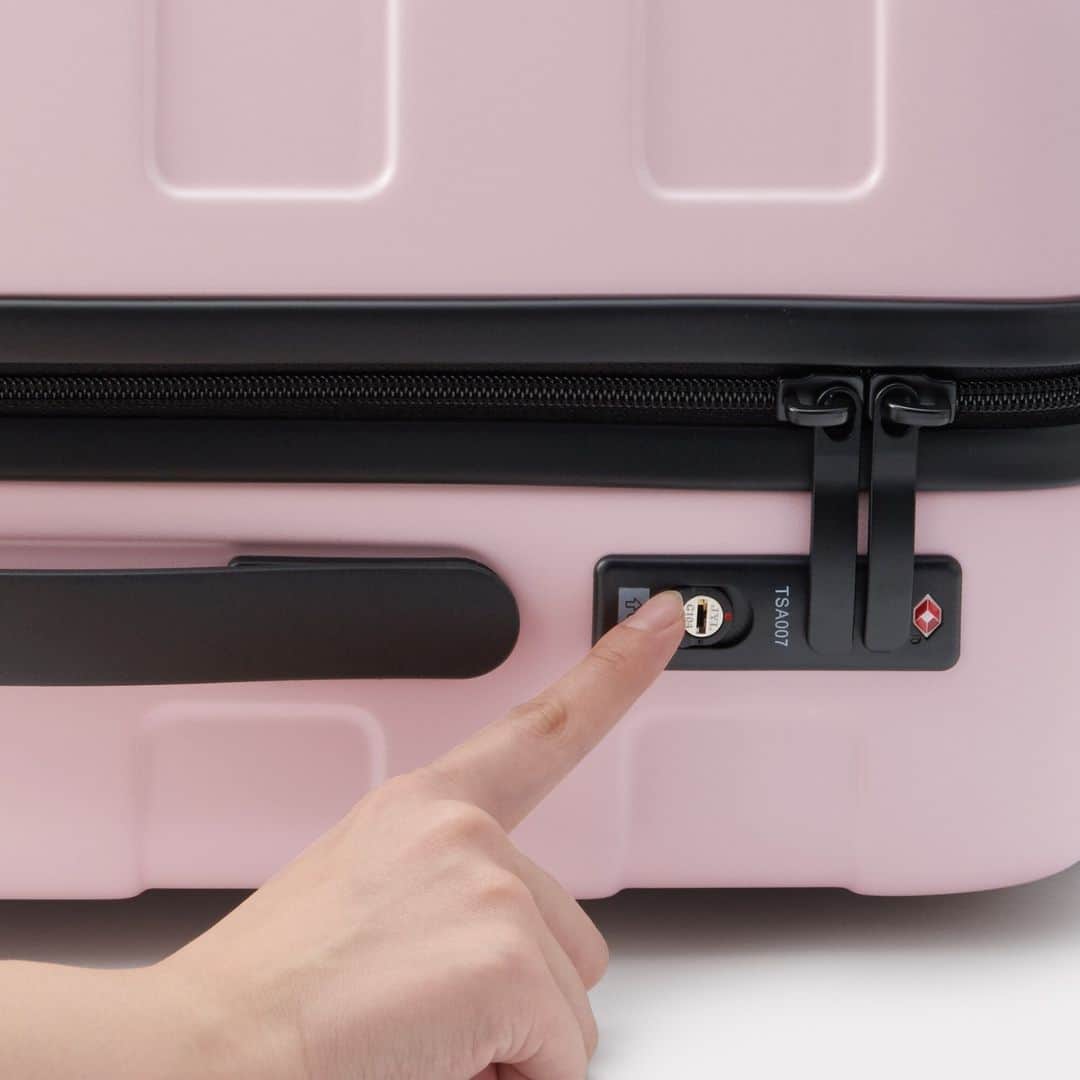 MUJI USAさんのインスタグラム写真 - (MUJI USAInstagram)「The suitcase of our dreams (and just in time for summer vacation!) ✨💭  Find the perfect MUJI Hard Carry for you in stores and online.  #MUJI #MUJIUSA」7月10日 2時03分 - mujiusa