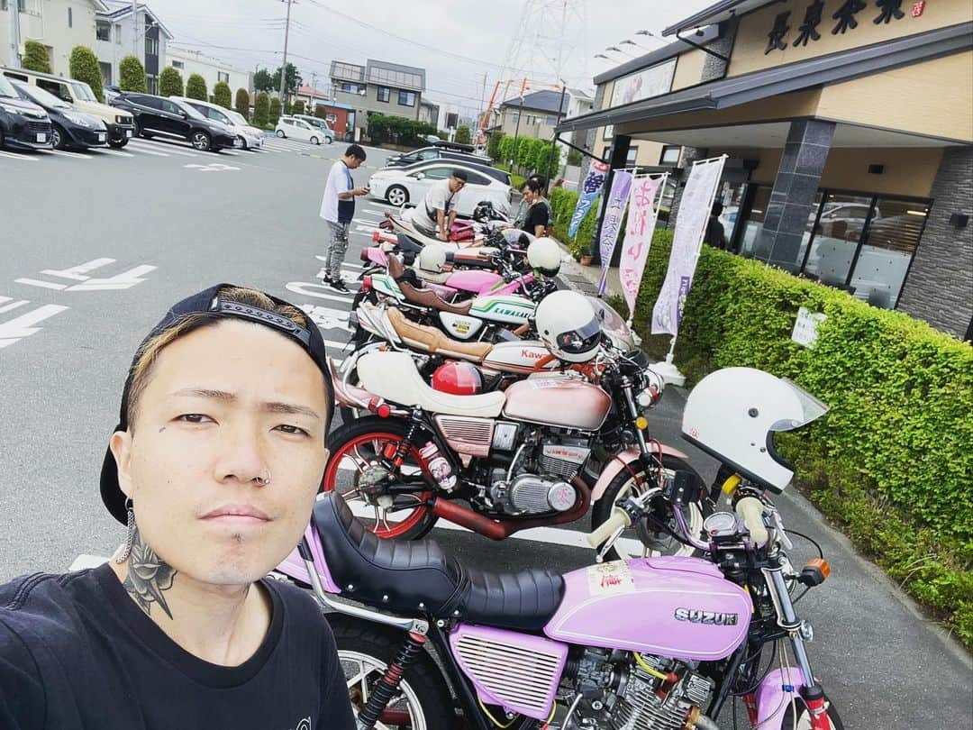 TEEDAさんのインスタグラム写真 - (TEEDAInstagram)「I went Shizuoka to blow off some steam by my classic motorcycle with my big bros! We couldn’t eat Hamburg steak of “sawayaka” but it was a good day for me! And I’m looking forward to next time!  旧車で先輩達と静岡のハンバーグ店「さわやか」に行ったけど3時間待ちだったから、別のご飯屋さんに行ってきた👍 スゲーイイ気分転換になったわー！ 次回が楽しみ🔥  #back_on_jpn #teeda @yutaka.lp @aki.gt380.reo #全日本三発愛好会油 #旧流　#oldstyle #kh400 #350ss #gt750 #gs400 #gt380 #z400fx #2stroke #2ストトリプル　#カワサキ　#カワサキトリプル #japanesevintagemotorcycle  #japaneseclassicmotorcycle」7月9日 20時41分 - teeda_bo