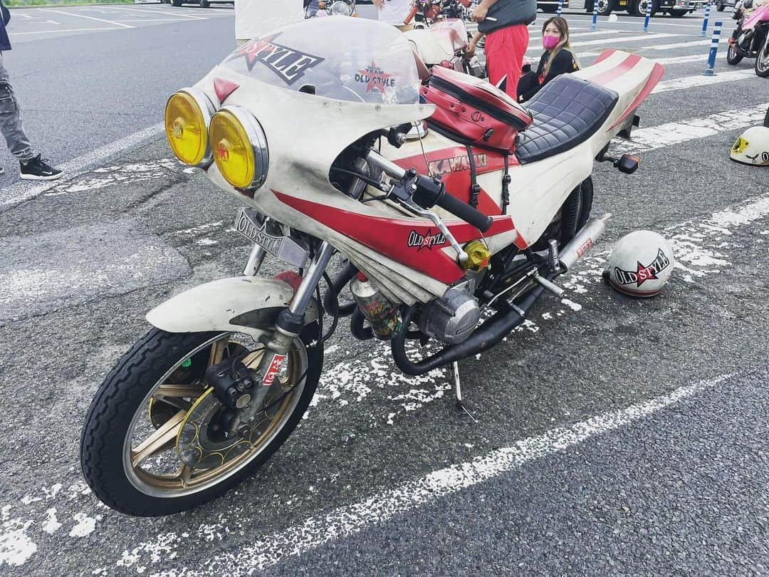 TEEDAさんのインスタグラム写真 - (TEEDAInstagram)「I went Shizuoka to blow off some steam by my classic motorcycle with my big bros! We couldn’t eat Hamburg steak of “sawayaka” but it was a good day for me! And I’m looking forward to next time!  旧車で先輩達と静岡のハンバーグ店「さわやか」に行ったけど3時間待ちだったから、別のご飯屋さんに行ってきた👍 スゲーイイ気分転換になったわー！ 次回が楽しみ🔥  #back_on_jpn #teeda @yutaka.lp @aki.gt380.reo #全日本三発愛好会油 #旧流　#oldstyle #kh400 #350ss #gt750 #gs400 #gt380 #z400fx #2stroke #2ストトリプル　#カワサキ　#カワサキトリプル #japanesevintagemotorcycle  #japaneseclassicmotorcycle」7月9日 20時41分 - teeda_bo