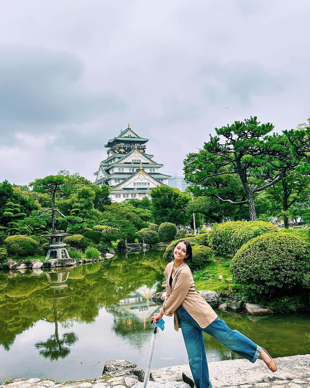 加治まやのインスタグラム：「合間をぬって#大阪城 に行けました🏯✨豊臣の場所だけど徳川が作った大阪城！！石垣だけでも何時間でも見てられる〜💕豊臣時代の石垣を公開する準備もしていました！ ボランティアガイドさんに案内してもらってとても楽しかった〜☺️櫓の屋根に桃がついてるなんて知らなかったなぁ🍑  #城巡り #歴史旅 #国内旅行 #大阪 #osaka #castle #旅行 #japantrip #japantravel」