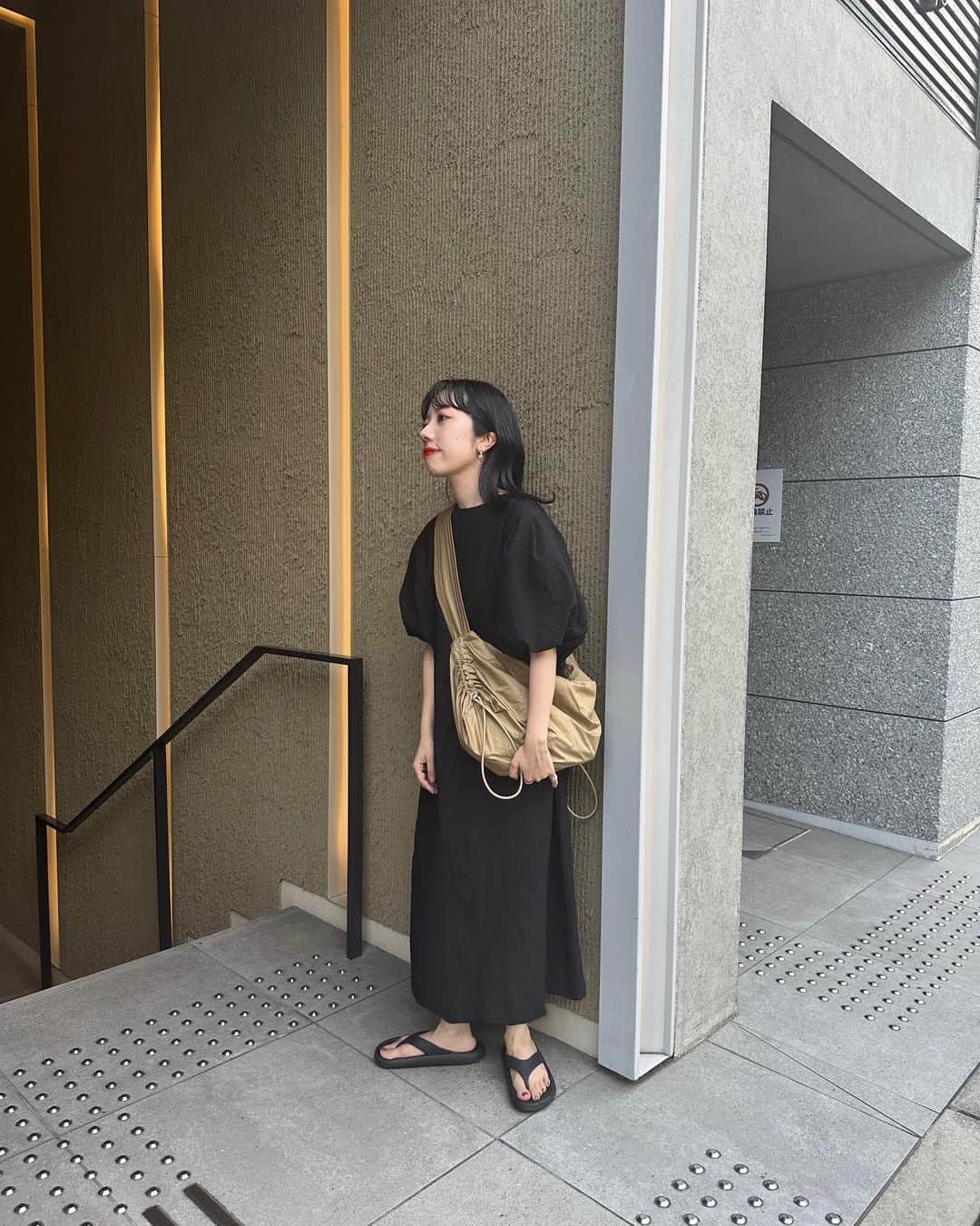 kannnaのインスタグラム：「さらっとカフェの日のコーデ♪ bagとビーサンで🩴カジュアルに！  綺麗めでもカジュアルでも 着れるのがこのワンピースの 嬉しいポイントやなあ☝🏻 大人気のワンピース いよいよ21:00から再販です♡ (黒も可愛いなあぁ)」