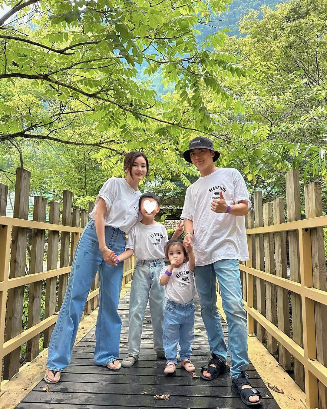 福王寺彩野さんのインスタグラム写真 - (福王寺彩野Instagram)「週末は仲良しファミリーとキャンプへ🏕️💚 なるべくデジタルデトックスしたいと思って息子もiPad封印して火おこしやBBQをお手伝い😆❤️‍🔥 念願の川下り @crusoerafting も行けて（ストーリー参照🚣）とーーーっても楽しかった😍‼️ 奥多摩って東京だとは信じられないほどの大自然でジュラシックパーク気分でした❣️🌳🌲🌴 楽しかった🥰 家族お揃いTシャツは @mirror9official ❤️11周年おめでとー🥳これ七夕に届いたのだけど🎋今年の七夕は最高だった‼️縁起が良い💯🌌💫 #familyphotography #福王寺fam #matchingoutfits #tshirt #mirror9 #奥多摩 #クルーソーラフティング #キャンプ #アメリカキャンプ村 #親子コーデ #お揃いコーデ #チビテル #8歳 #チビノ #2歳8ヶ月 #兄妹 #家族写真 #子連れ旅行 #子連れキャンプ」7月9日 20時35分 - ayano_fukuoji