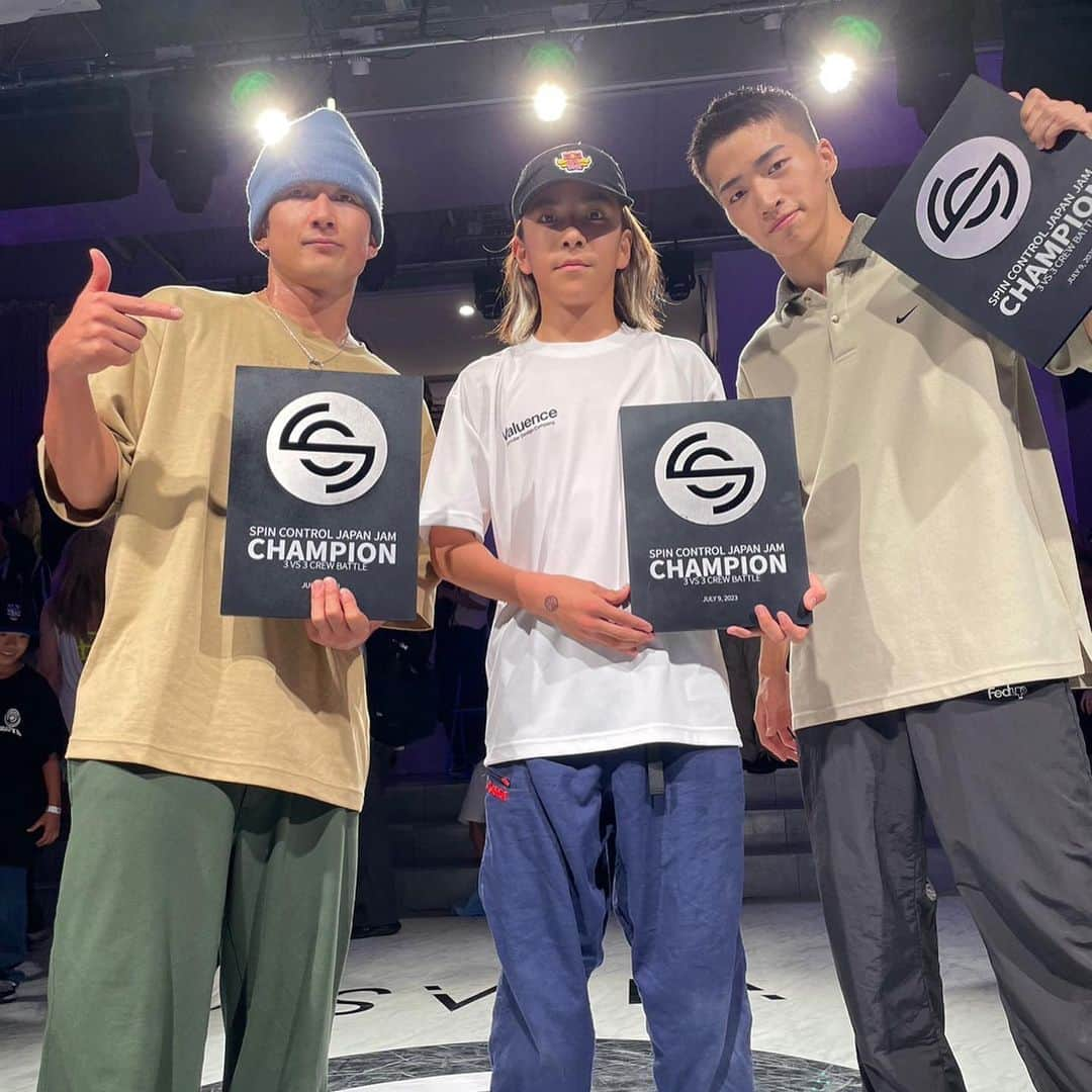 飯沼月光のインスタグラム：「We won today too🥇🥇🥇 @bboyshoya  @kkgreensky  一緒に出てくれてありがとうございました🙏やっぱりHEROES最高🫶 また出ましょ🔥 @thespincontrol  Thank u for invited us🙏 Was good event✨ #xlarge #redbull #valuence」