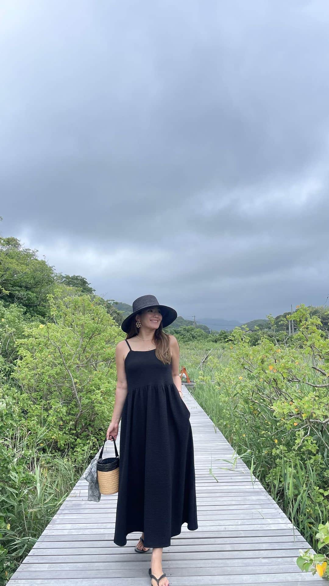 misatoのインスタグラム：「. 𝑆𝑢𝑚𝑚𝑒𝑟 𝐵𝑙𝑎𝑐𝑘🖤 ⁡ ⁡ 夏に着るBlackが好き♡ ⁡ ポコポコした生地のワンピースは シワも気にしなくていいし 着ていて楽ちんだし旅行にピッタリ✨🌊 ⁡ ⁡ @sandlessmoon のものだよ🫶🌙 ⁡ ⁡ ⁡ ⁡ ⁡ 今日は、七夕祭りに行こうと思っていたけど あまりの暑さに断念😇 ⁡ たまには人混みにいってみようという気持ちも 溶けてしまったな🫠笑 ⁡ ⁡ ⁡ ⁡ ⁡ ⁡ #サンドレスムーン#sandlessmoon#ワンピース#大人ボヘミアン#ボヘミアン#ボヘミアンコーデ#海のある生活  #ママコーデ#ママファッション #プチプラコーデ #アラフォー #アラフォーコーデ #アラフォーママ #ボヘジョ#ヘアカラー #zara#デザイナー#高身長女子#高身長コーデ #下田#伊豆旅行」
