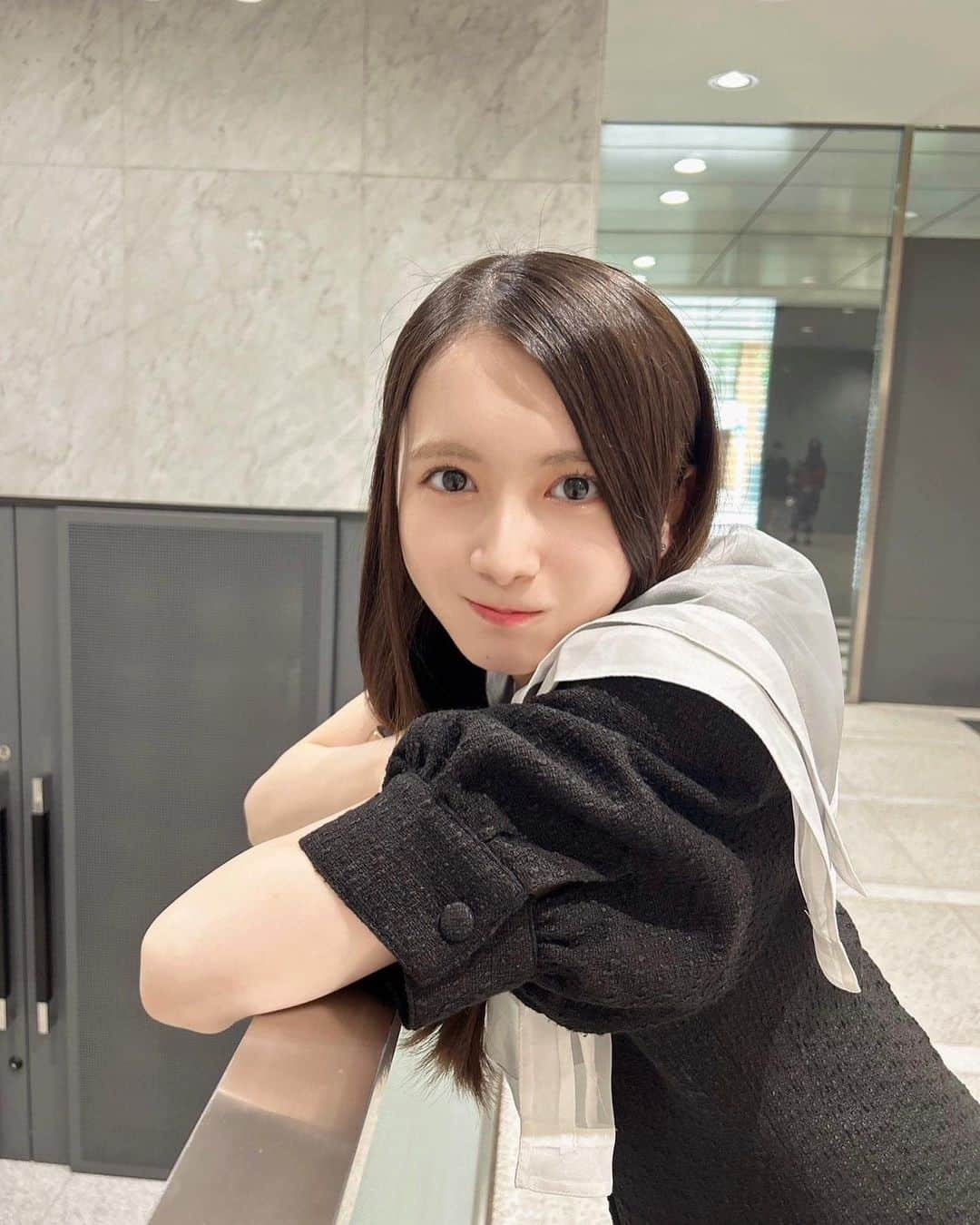 水島美結のインスタグラム：「襟の可愛いワンピース👗🤍  #私服 #ワンピース #niceclaup #モノトーンコーデ」