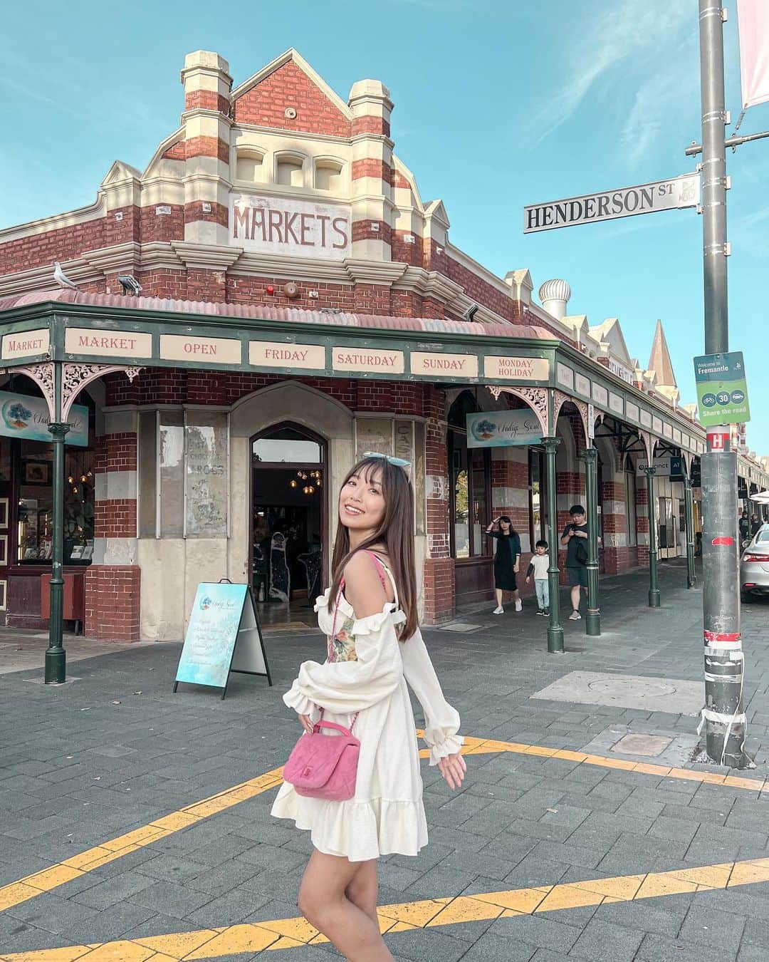 溝呂木世蘭のインスタグラム：「旅行行く時に各国のマーケット行きがち！！  ここは西オーストラリアPerthの  📍Fremantle Markets  色んな国モチーフの雑貨屋があったり、可愛い、美味しい食べ物屋あったり楽しかったー！  ワインが試飲し放題で、 珍しい紫のワインとかもあった🫶  建物も可愛くて、 楽しくて  また行きたいなぁ！！  #オーストラリア#西オーストラリア#Perth#パース#マーケット#フリーマントルマーケット#FremantleMarkets#旅好き#旅行好きな人と繋がりたい #旅女#海外移住」
