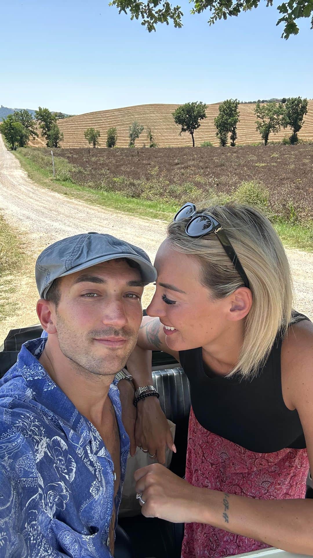 ダニロ・カタルディのインスタグラム：「La nostra prima fuga d’amore,dopo 4 lunghi anni,di nuovo qualche giorno solo io e te.  Da quando è nato Tommi non sono mai riuscita a lasciarlo per più di una giornata,solo all’idea,mi mancava già da pazzi,d’altronde lo sai,non so stare senza lui! Non so se sono io quella giusta o sbagliata,non so se esiste un giusto o uno sbagliato,ma la verità è che l’unica cosa che conta è fare ciò che ti senti di fare,e io amore, non me la sentivo.  Nonostante mi manca il fiato senza di lui, ho passato ore meravigliose,è stato ancora più magico. Ti amo da pazzi❤️」