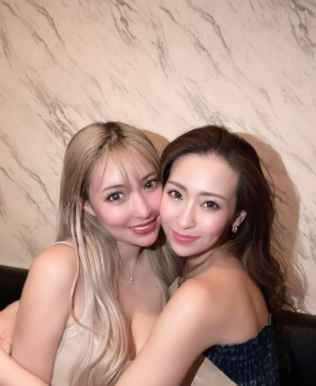 桃瀬とものインスタグラム：「私の数少ない友達👯‍♀️❤️最近お店手伝ってくれるから会える機会増えて嬉しい💓 13日で六本木店移転のためしばらく閉店します❗️お引っ越しまでの間おそらくキャバ嬢してるのでドレス姿の私も見にきてね💓また決まり次第報告させていただきます🫶 #親友 #love #引っ越し #キャバ嬢」