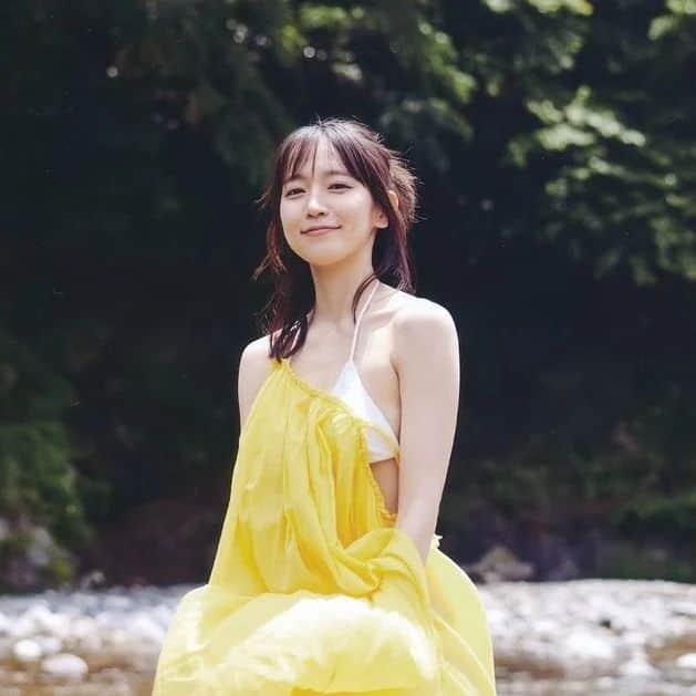 のインスタグラム：「里帆ちゃん、りほらーの皆様今日も１日お疲れ様でした！(*´ー｀*) アイスクリームフィーバーもあと少し！😆😆 多方面活躍する里帆ちゃん色んな番宣で更にテレビ出てくれるのかなー😍😍  ぼくらの時代って２時間半ひたすら話すんやね(*ﾟДﾟ*)  そして  水着は投稿しない勝手なルール【俺的に】からもう５年も経つんだねーー  といいつつ水着里帆ちゃんをトリミング加工とかで投稿したときもあったけど😆⬅️  水着里帆ちゃん投稿ほぼ初といっていい貴重な投稿【俺的に😂😂】  #吉岡里帆 #吉岡里帆かわいすぎ #吉岡里帆ちゃん #里帆採取byasamikiyokawa」