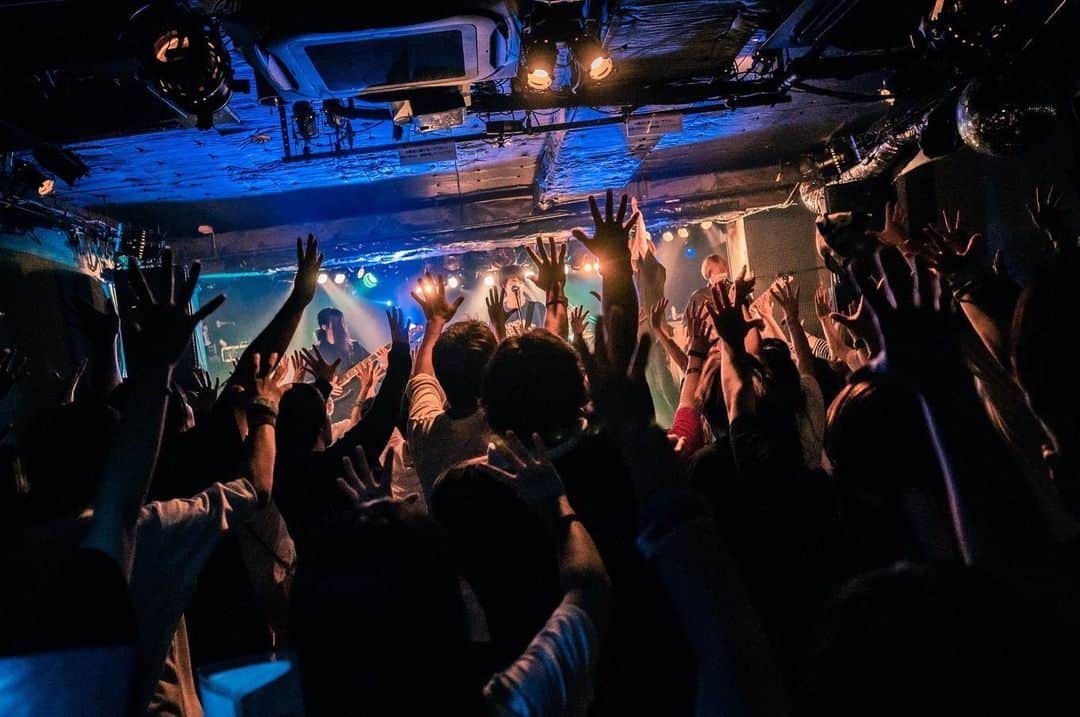 VOI SQUARE CATのインスタグラム：「2023.7.8 東京 渋谷 CLUB CRAWL VOI SQUARE CAT 2部制ワンマンライブ「表裏一体｣第2部  #セトリ 1.絶対宣言 2.フルボリューム 3.有名人になりたくて 4.L・A・B・Z 5.Everyday 6.ONLY HERO 7.Reality 8.冷炎 9.ネコカブリダンス 10.雷鳴 11.アネモネ 12.偽善者 13.bravery 14.共に 15.さよなら en.1 again en.2 Re start en.3 bravery  Bass Support : @watabass_84  Keyboard Support(1部)：ひろ坊(Twitter @hiro_hannu) photo by @al1ce_key   #voisquarecat #ぼいすく#バンド #音楽  #ロック #ロックバンド #ライブバンド #ライブ #音楽 #music #rock #渋谷CLUBCRAWL #ライブハウス #ライブ写真 #邦ロック #ぼい勢 #表裏一体」