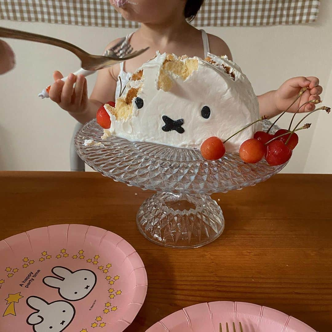 井村亜里香さんのインスタグラム写真 - (井村亜里香Instagram)「Happy 2nd Birthday sui !🎂🍒  1日早いお祝いだったのだけど家族で ゆっくりお祝いしたかったので今日開催♡  suiと出会わせてくれて神様に感謝🕊  これからも楽しい時間をいっっぱい過ごしていこうね! BigLove♡  ミッフィーらぶなので スイーツ作りはド下手ですが、、、 インスタで見つけた手作りミッフィケーキに挑戦🫡  ✔︎前の日に100均で購入した黒チョコペンで目と口を仕込み。 ガサツなので携帯のスクショの上にクッキングシートを引いて書きました。  ✔︎外側はパルティノヨーグルトを使ったら 水切りしなくてもOKで楽ちんでした🥣◎  ✔︎耳の部分は赤ちゃんおせんべい。 サイズは微調整。  ✔︎中身は生クリームと好きなフルーツを 切って入れただけ。私はバナナにしました🍌  ✔︎最後にさくらんぼを飾りつけ。  お昼寝の時に作ったらまさかの冷蔵庫に入らず 冷凍したらさくらんぼがシャリシャリに🤣 ケーキの外側のヨーグルト部分は 固まってくれて結果オーライ。  数字の2のロウソクもネット購入したのに 今日に間に合わずポンコツすぎたけど、 すごく喜んでくれたので母満足🤭  ダイソーで見つけた ミッフィコラボのパーティグッズも 激カワでミッフィー皿とガーランドが大活躍🎉  ぜひどなたかのご参考になれば♡  #2ndbirthday#miffy#miffycafe  #miffylover#miffycollection  #2歳誕生日#ミッフィーケーキ #ミッフィーグッズ#2歳バースデー  #バースデーケーキ#ミッフィーコラボ #バースデーパーティー#2歳」7月9日 20時59分 - arika_imura