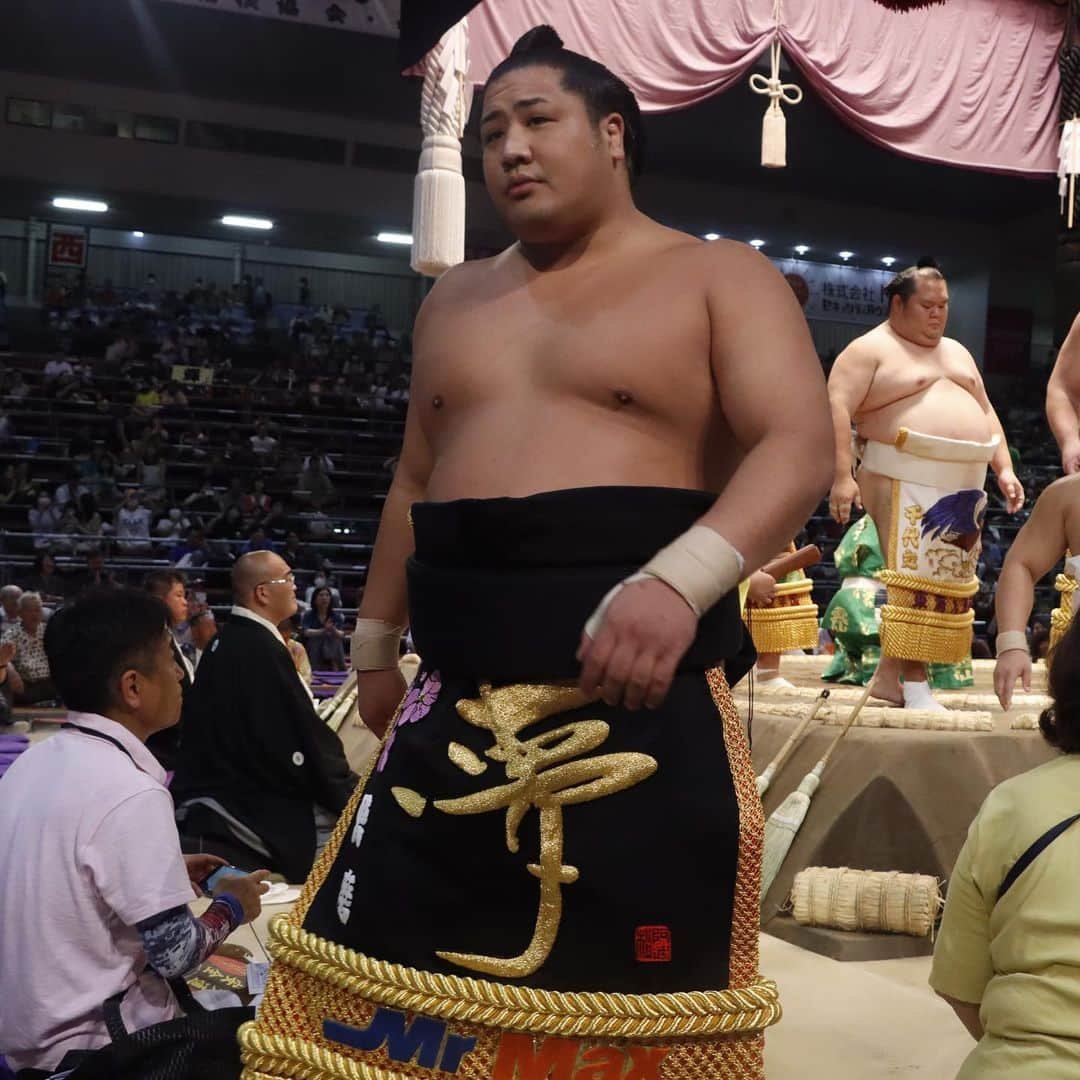 日本相撲協会さんのインスタグラム写真 - (日本相撲協会Instagram)「大相撲名古屋場所初日！  五月場所幕内優勝の横綱 #照ノ富士  大関昇進に挑む#豊昇龍 #大栄翔 #若元春 の3関脇 新入幕の#豪ノ山 #湘南乃海 #伯桜鵬  新十両は#獅司 #輝鵬 #勇磨   今場所も15日間にわたる熱い戦いから目が離せません！  @sumokyokai  #大相撲 #sumo #相撲 #力士 #お相撲さん #japanphoto #sumowrestlers #japanculture  #七月場所 #名古屋場所 #ドルフィンズアリーナ #愛知県体育館 #満員御礼」7月9日 20時54分 - sumokyokai