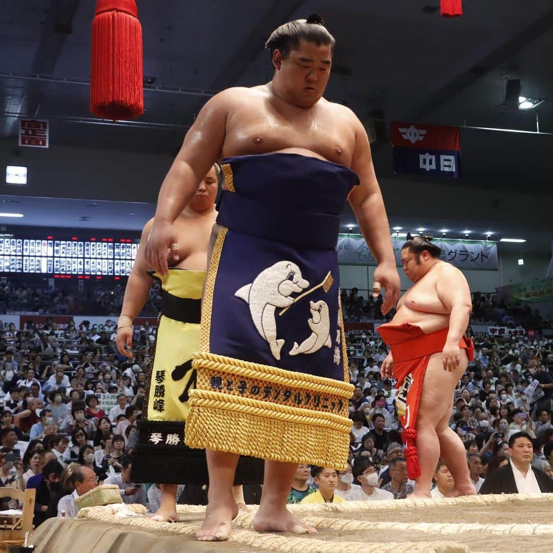 日本相撲協会さんのインスタグラム写真 - (日本相撲協会Instagram)「大相撲名古屋場所初日！  五月場所幕内優勝の横綱 #照ノ富士  大関昇進に挑む#豊昇龍 #大栄翔 #若元春 の3関脇 新入幕の#豪ノ山 #湘南乃海 #伯桜鵬  新十両は#獅司 #輝鵬 #勇磨   今場所も15日間にわたる熱い戦いから目が離せません！  @sumokyokai  #大相撲 #sumo #相撲 #力士 #お相撲さん #japanphoto #sumowrestlers #japanculture  #七月場所 #名古屋場所 #ドルフィンズアリーナ #愛知県体育館 #満員御礼」7月9日 20時54分 - sumokyokai