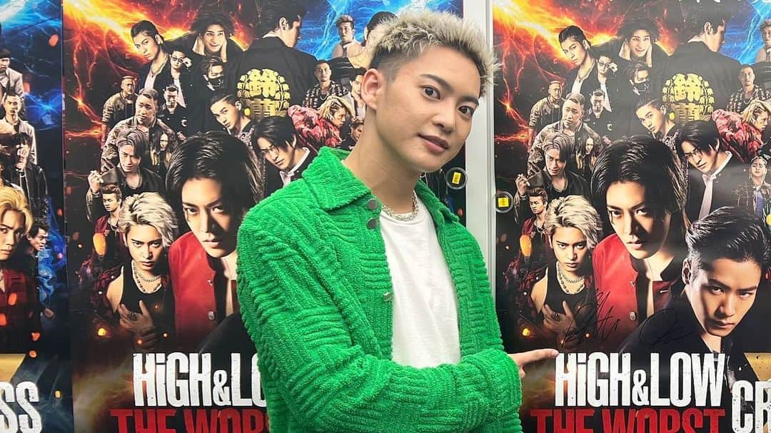 三山凌輝さんのインスタグラム写真 - (三山凌輝Instagram)「本日からNetflix、Huluにて配信開始されました！ 僕にとって物凄くかけがえのない青春の作品でもあり、かけがえの無い出会いがたくさんあった作品です。 男達の熱きバトルと感動の物語を是非何度でも堪能してください🔥  ##HiGH_LOW THE WORST @hulu_japan @NetflixJP  #ハイロー #行くぞテメェら👊 #三山凌輝  #RYOKI」7月9日 20時54分 - ryokimiyama_official