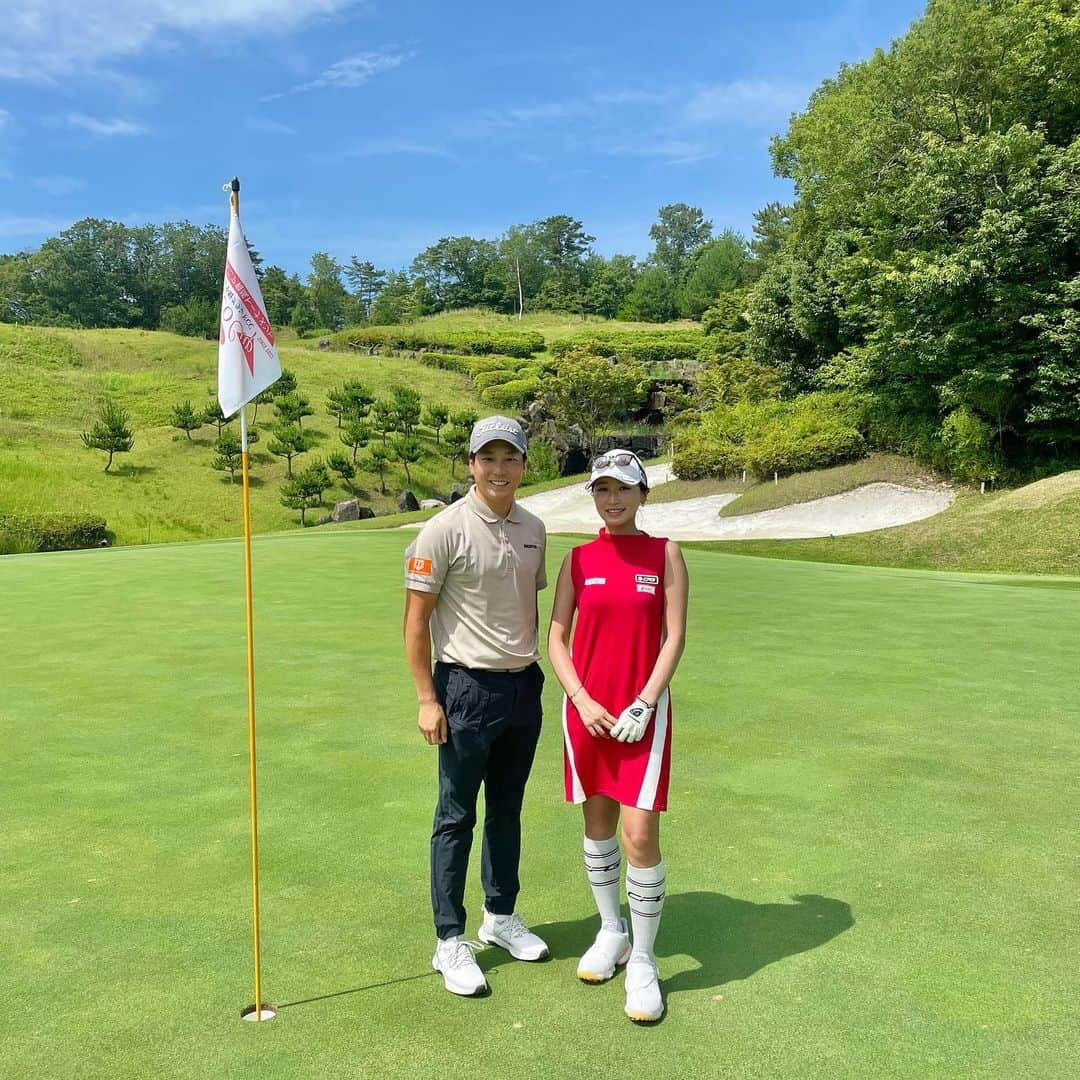 井上莉花さんのインスタグラム写真 - (井上莉花Instagram)「. CAMCO CUP  in 小野グランドCC ジュニア育成トーナメント  今年も出場させていただきました⛳️  初日のプロアマは勝俣凌プロ( @katsuryo12 )とお客様と 本戦は竹安俊也プロ( @shunyatakeyasu )と 可愛いジュニアの２人👭とラウンドさせてもらったよー！  　 ジュニアの子達とは話が盛り上がりすぎて 一生女子会繰り広げてました。笑 　 女子高生に戻った気分で楽しかった🙈🤍 　 　  男子プロはふたりとも７バーディーくらいとってて凄すぎた…！🥹 わたしは２日で２つ。え？なんで？？？笑 　  何はともあれ楽しかったですー！ ありがとうございました😙  . #CAMCOCUP」7月9日 20時54分 - 1124rika