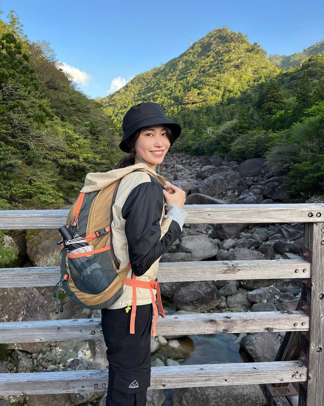 小川沙樹のインスタグラム：「人生初トレッキングは屋久島の縄文杉を見に🌳 朝4時にホテルを出発し往復約11時間歩き続けました👟 初トレッキングで縄文杉はハードだと色々な方からアドバイスいただきましたが、無事辿り着けました！」