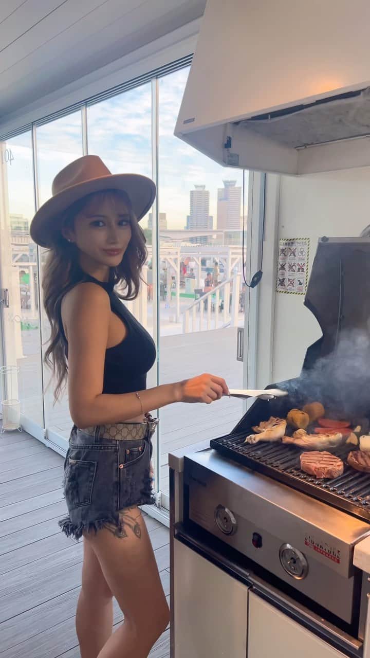 Chikoのインスタグラム：「肉食べる〜？🍖🍖🍖 . 焼き奉行なんです、わたし🤍 . . . この日は友達に焼いてもらってたのでこれ焼いてるふりですが。。笑 . . #bbq #japanesegirl #asiagirl #happylife #happymind #焼肉 #ootd」