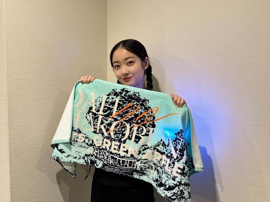 のインスタグラム：「＊＊  Mrs. GREEN APPLEさんのライブにお邪魔させていただきました！ 演出が物凄くて、始まりから鳥肌が立ち、 御三方の歌と演奏に、感動しっぱなしでした、、🥹 会場の一体感も凄かった、、、！  やっぱりあの曲はこの上なく盛り上がったし、 あの曲は圧巻だったなぁ、、  終演後、私たちが「青と夏」をカバーさせていただいたアカペラ夏メドレーを聴いたと言ってくださり、とても嬉しかったです！  また行きたいです！🥺  ＊＊   #mrsgreenapple」