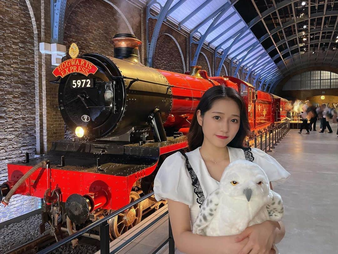 谷本安美のインスタグラム：「* 9と4分の3番線！🚉 ハリーポッターで好きな作品は〜？！☺️☺️ ⁡ ⁡ ⁡ #wbtourtokyo #WBTourTokyo #themakingofharrypotter #ハリーポッタースタジオツアー #ハリポタツアー #ハリーポッター #harrypotter #ヘドウィグ #9と4分の3番線 #ホグワーツ特急 #空飛ぶフォードアングリア #ハグリッド #写真 #idol #ハロプロ #つばきファクトリー #谷本安美」