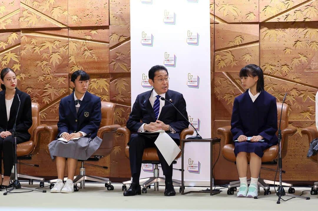 岸田文雄のインスタグラム：「G7広島サミットの次世代参加者の皆様と懇談を行いました。今回の経験が皆さんの今後の将来に向けての糧となることは誇りであり、大きな喜びです。  #g7 #サミット #広島 #hiroshima  #次世代へ」