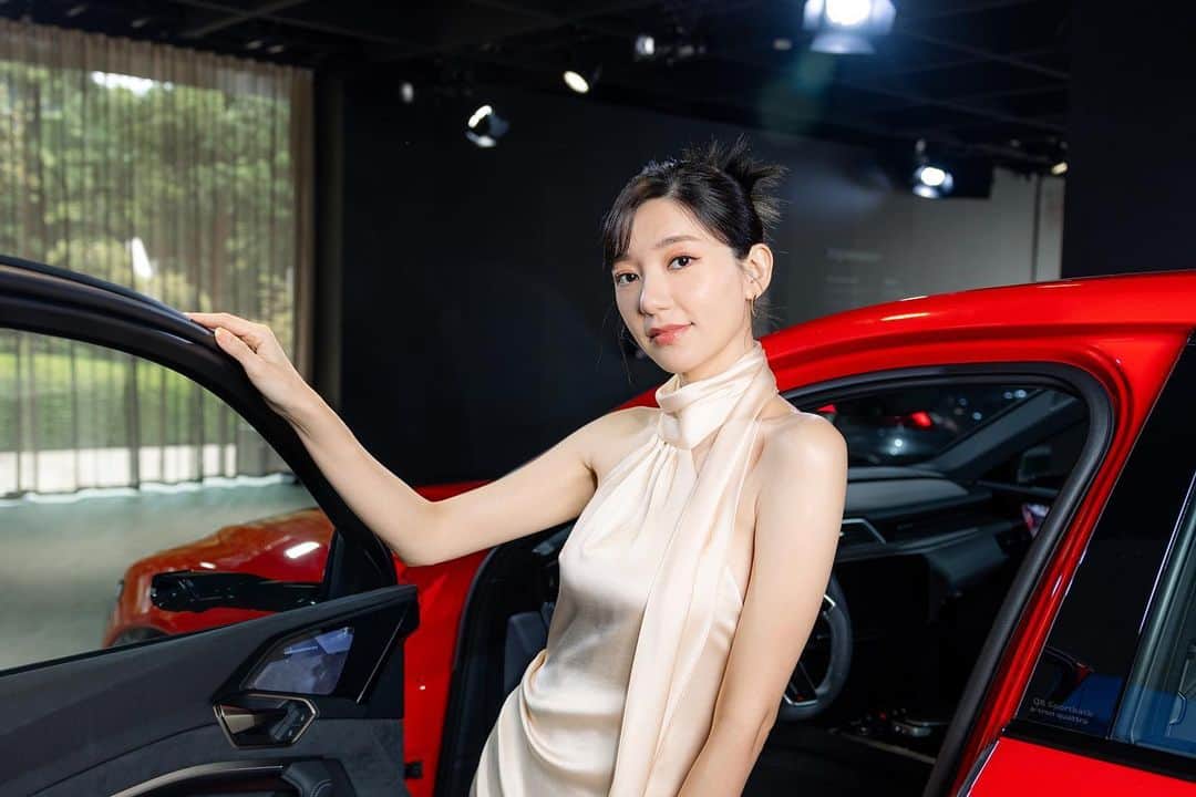 パフ・クオのインスタグラム：「Audi House of Progress Taipei 品牌概念店 | 明星導覽員 ft. 郭雪芙  Audi 邀請人氣女星 郭雪芙 Puff @aohsuehfu 擔任明星導覽員。由她帶領粉絲導覽「 Audi House of Progress Taipei 品牌概念店」。  除了近距離欣賞豪華純電車款 Audi urbansphere concept 概念車，更搶先一睹全台首次曝光的 The new Audi Q8 Sportback e-tron，讓粉絲們大開眼界。  導覽過程中，郭雪芙也從自身角度分享對移動的想像，以及初見 Audi 極致造車工藝的心得，更迫不及待見到 Audi 為未來打造的移動新風景。  #Audi #AudiTaiwan #FuturelsAnAttitude  #AudiHouseofProgress」