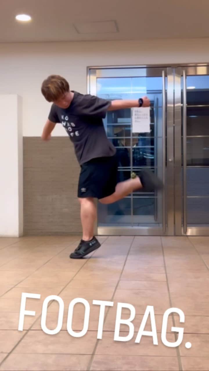 石田太志のインスタグラム：「FOOTBAG. @taishiishida #freestyle #footbag #worldchampion #trick #performance #soccer #football #skills #skill #フットバッグ #世界一 #パフォーマンス #サッカー #リフティング #フリースタイル」