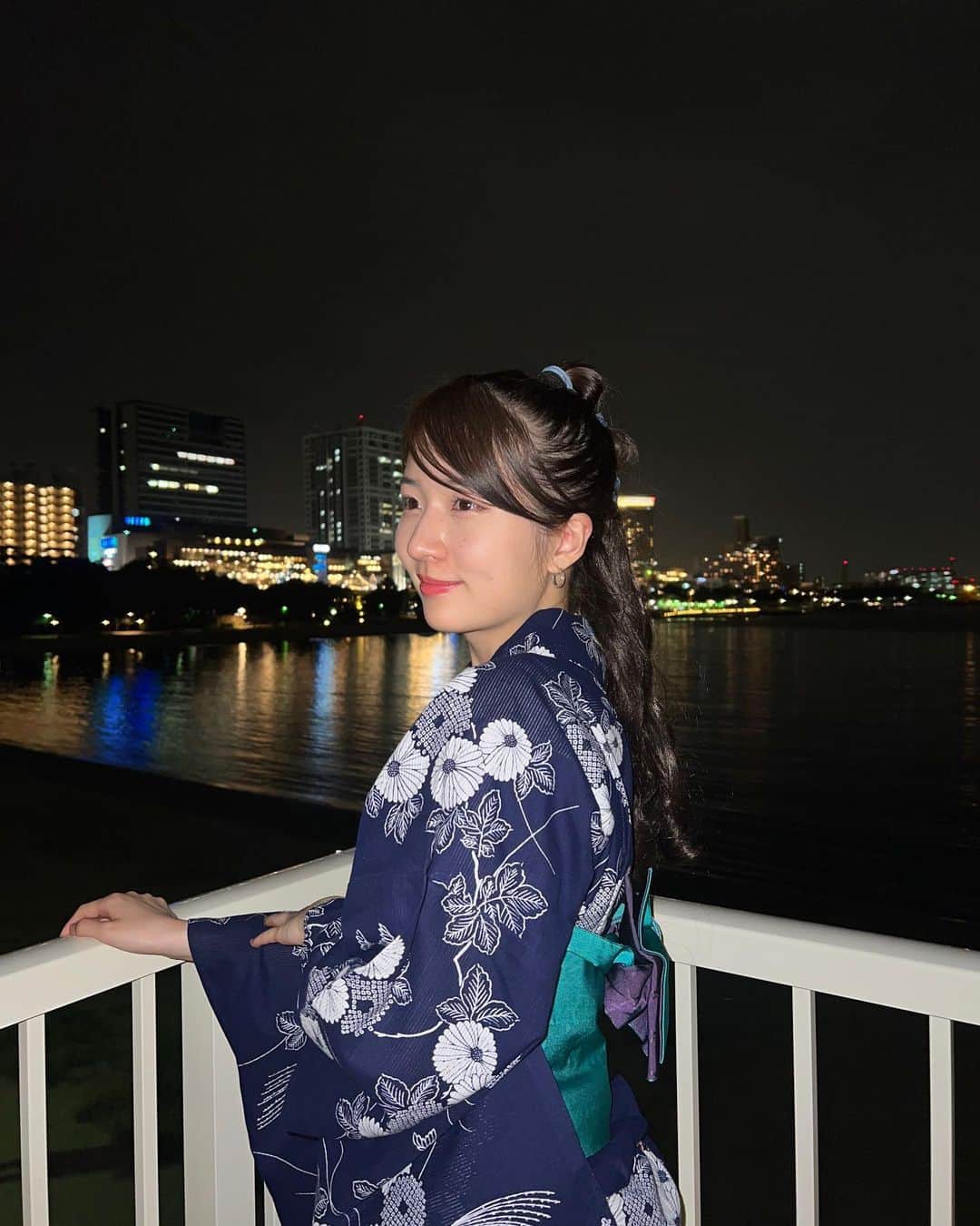 雨宮凜々子のインスタグラム：「小学生ぶりにしっかり浴衣着た👘🎋 母のだから少し古風だけどそれがまた可愛いの♡  #浴衣 #浴衣ヘアアレンジ #浴衣コーデ #夏コーデ #夏祭り #花火大会」