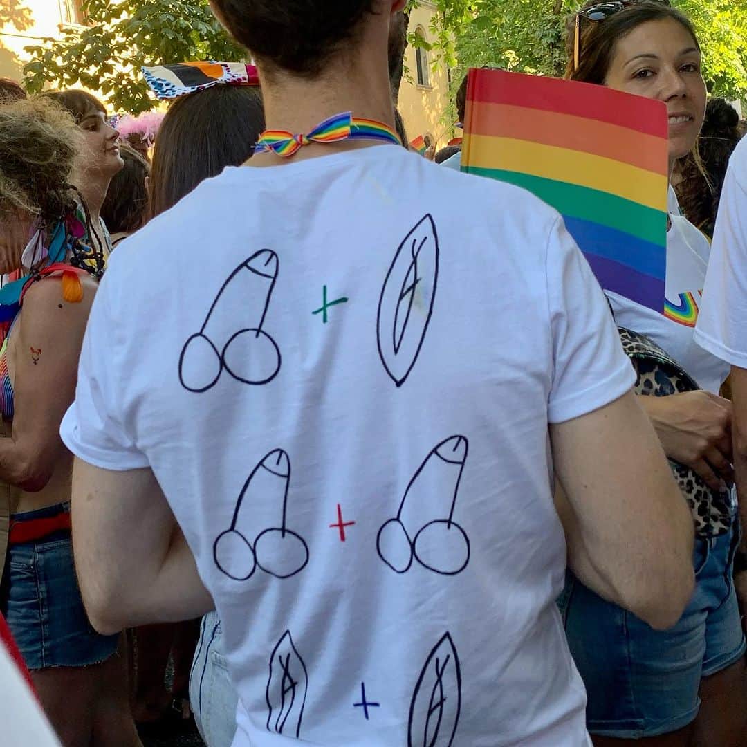 マイケル・ユーリーさんのインスタグラム写真 - (マイケル・ユーリーInstagram)「Yesterday, wandering around Verona, @ryanspahn noticed a pride flag and it turns out it was @verona.pride!  We marched with the LGBTQIA+ of Verona for a few hours. Guess what? They love Britney! And love! Sound on. #pride #veronapride #italy #verona #romeoandromeo」7月9日 21時02分 - michaelurielikesit
