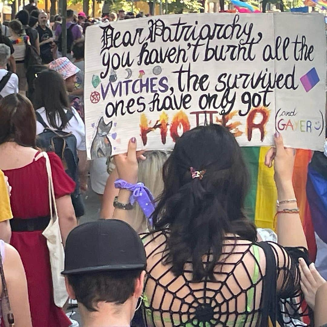 マイケル・ユーリーさんのインスタグラム写真 - (マイケル・ユーリーInstagram)「Yesterday, wandering around Verona, @ryanspahn noticed a pride flag and it turns out it was @verona.pride!  We marched with the LGBTQIA+ of Verona for a few hours. Guess what? They love Britney! And love! Sound on. #pride #veronapride #italy #verona #romeoandromeo」7月9日 21時02分 - michaelurielikesit