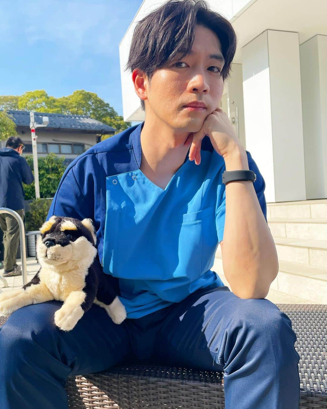 松下洸平さんのインスタグラム写真 - (松下洸平Instagram)「犬はぬいぐるみでもかわいいなぁ。  いつかの動物病院貴山先生。🐶  今日も一日おつかれさまでした！」7月9日 21時03分 - kouheimatsushita_official