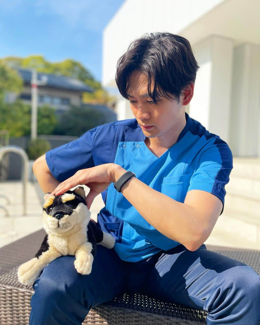 松下洸平さんのインスタグラム写真 - (松下洸平Instagram)「犬はぬいぐるみでもかわいいなぁ。  いつかの動物病院貴山先生。🐶  今日も一日おつかれさまでした！」7月9日 21時03分 - kouheimatsushita_official