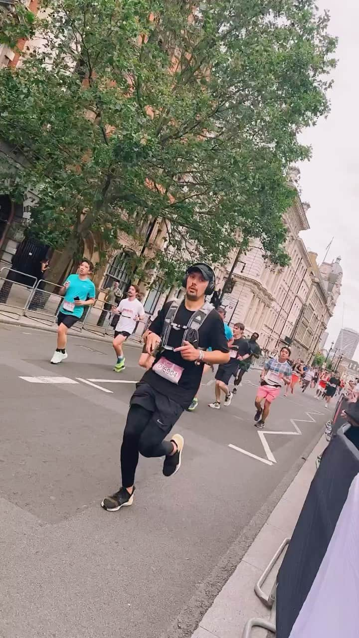 @LONDON | TAG #THISISLONDONのインスタグラム：「Congratulations to everyone taking part in todays @TheLondon10K! 🥇🏃🏼🏃🏾‍♂️💨 Absolutely incredible atmosphere! 🥳🙌🏼🏆  ___________________________________________  #thisislondon #lovelondon #london #londra #londonlife #londres #uk #visitlondon #british #🇬🇧 #london10k #thelondon10k #asics #westminster #trafalgarsquare #bigben #housesofparliament」