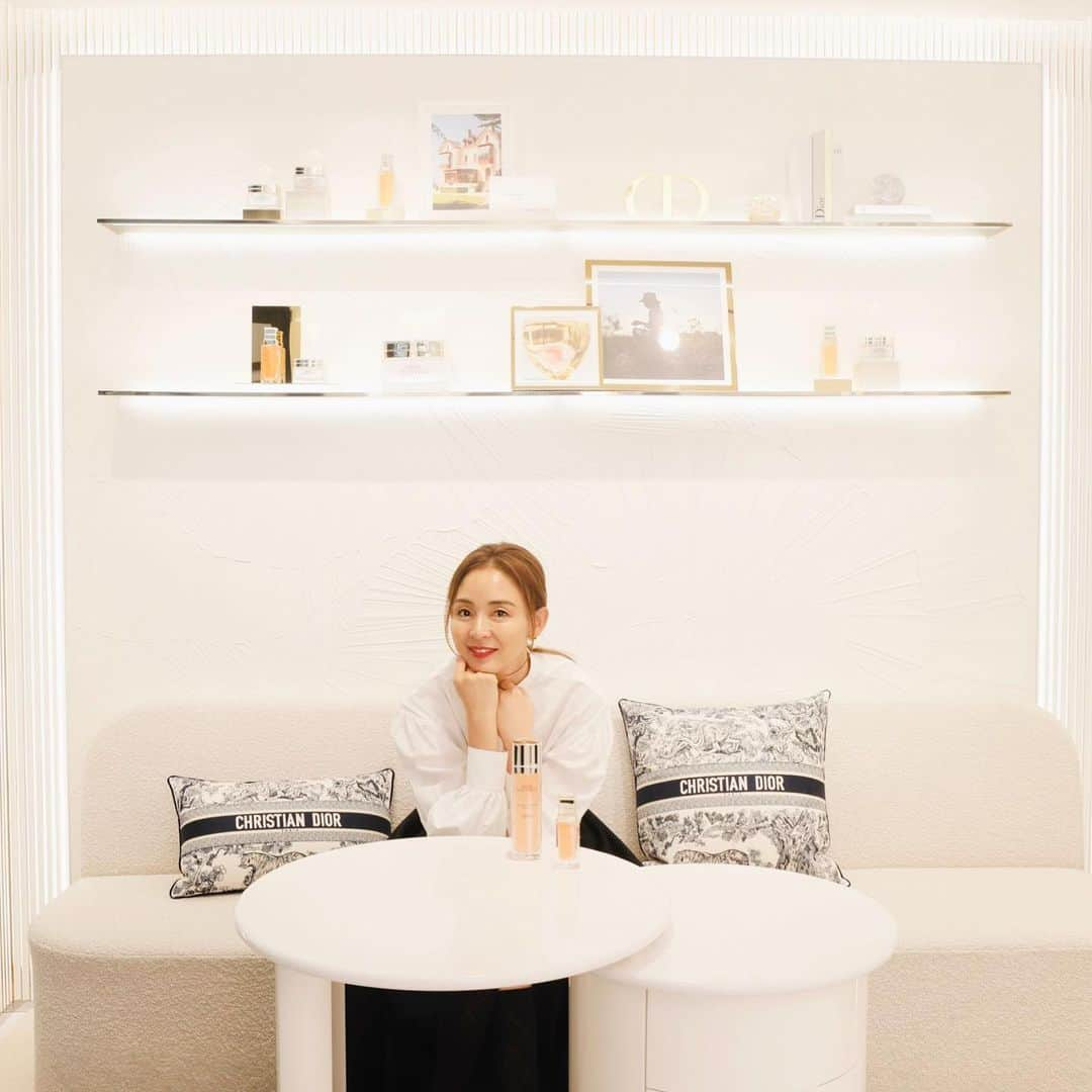 SHIHOさんのインスタグラム写真 - (SHIHOInstagram)「House of @diorbeauty 表参道 ブティックに、隠れサロン "ディオール インスティテュート"があるの 知ってました？  今、7/1に新しく発売された、 プレステージ マイクロ ローション ド ローズを 贅沢に使ったトリートメントメニューがあって、 早速、体験してきました💓  施術後は、Diorローズのすんごーくいい香りに 包まれて目覚めて🌹✨ 顔がワントーン明るく、艶々でプルプルの肌に なって感動🥹  プレステージのラ クレーム ルミエールのクリームを、 首筋や背中にも、ありえないほどたっぷり使って マッサージしてくださるのですが、香りが 心地よすぎるのと、肌が本当にしっとりに！！  いろんなメニューがあるのですが、 とにかくDiorのこだわりに納得する時間でした。  たまには、こんな素敵な隠れ空間で、 スペシャルなケア、女性には必要！  自分のために行くのもいいけれど....  世の男性のみなさんっ🙌🏻 彼女や奥さんのお誕生日や記念日のお祝いなどに プレゼントにすると、絶対に喜ばれます❤️  誰かにプレゼントされて、また行けたらいいなぁ😜  @diorbeauty @dior #ディオールプレステージ　 #SUPPORTEDBYDIOR　 #thankyou @reina.official   Dior Beauty 表参道 03-6455-4341」7月9日 21時05分 - shiho_style