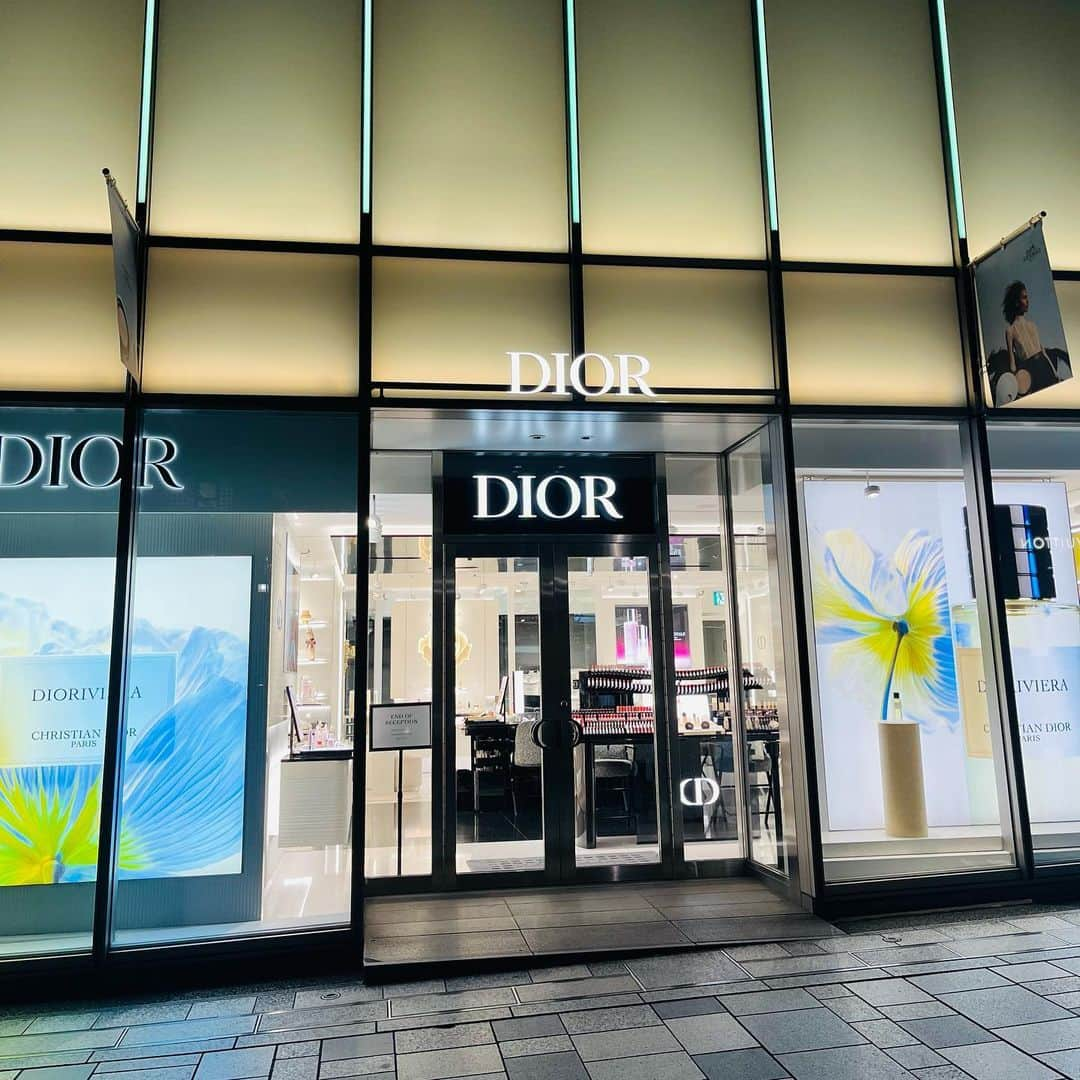 SHIHOさんのインスタグラム写真 - (SHIHOInstagram)「House of @diorbeauty 表参道 ブティックに、隠れサロン "ディオール インスティテュート"があるの 知ってました？  今、7/1に新しく発売された、 プレステージ マイクロ ローション ド ローズを 贅沢に使ったトリートメントメニューがあって、 早速、体験してきました💓  施術後は、Diorローズのすんごーくいい香りに 包まれて目覚めて🌹✨ 顔がワントーン明るく、艶々でプルプルの肌に なって感動🥹  プレステージのラ クレーム ルミエールのクリームを、 首筋や背中にも、ありえないほどたっぷり使って マッサージしてくださるのですが、香りが 心地よすぎるのと、肌が本当にしっとりに！！  いろんなメニューがあるのですが、 とにかくDiorのこだわりに納得する時間でした。  たまには、こんな素敵な隠れ空間で、 スペシャルなケア、女性には必要！  自分のために行くのもいいけれど....  世の男性のみなさんっ🙌🏻 彼女や奥さんのお誕生日や記念日のお祝いなどに プレゼントにすると、絶対に喜ばれます❤️  誰かにプレゼントされて、また行けたらいいなぁ😜  @diorbeauty @dior #ディオールプレステージ　 #SUPPORTEDBYDIOR　 #thankyou @reina.official   Dior Beauty 表参道 03-6455-4341」7月9日 21時05分 - shiho_style