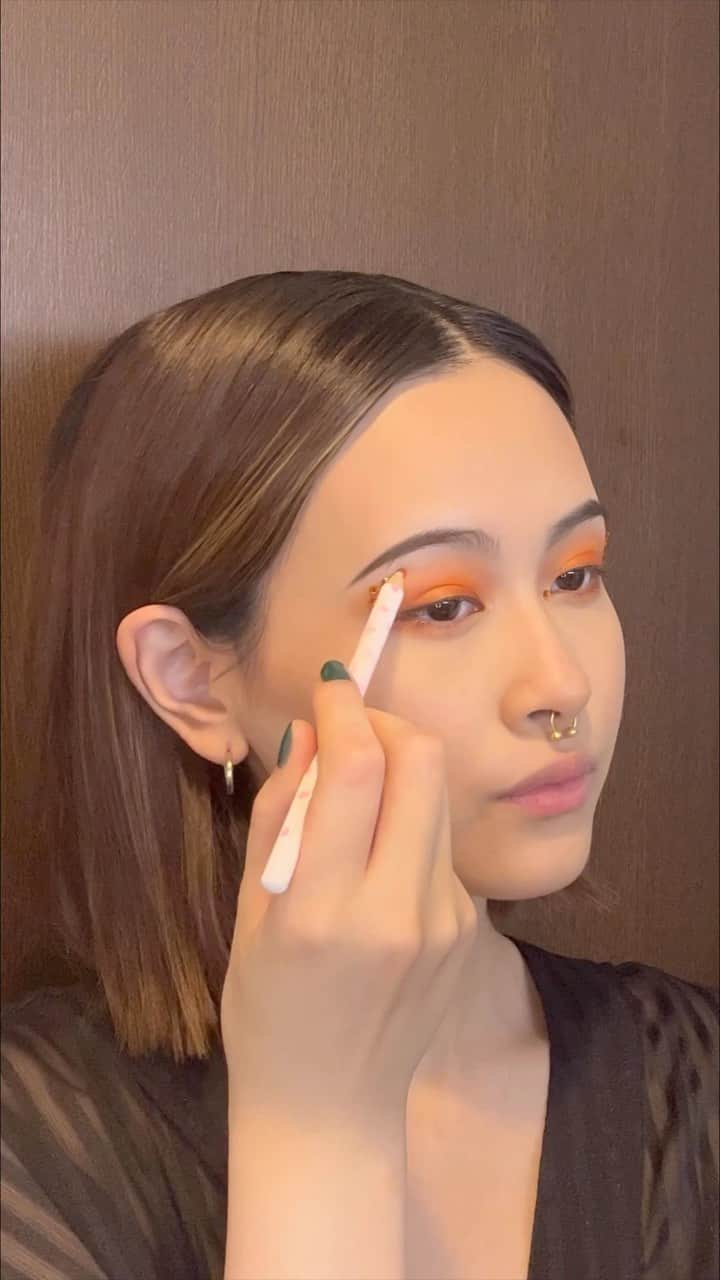 高橋ららのインスタグラム：「🏵️✨  Eyeshadow @beautybaycom   #beautybay #LalasMakeup #Makeup #orangemakeup」