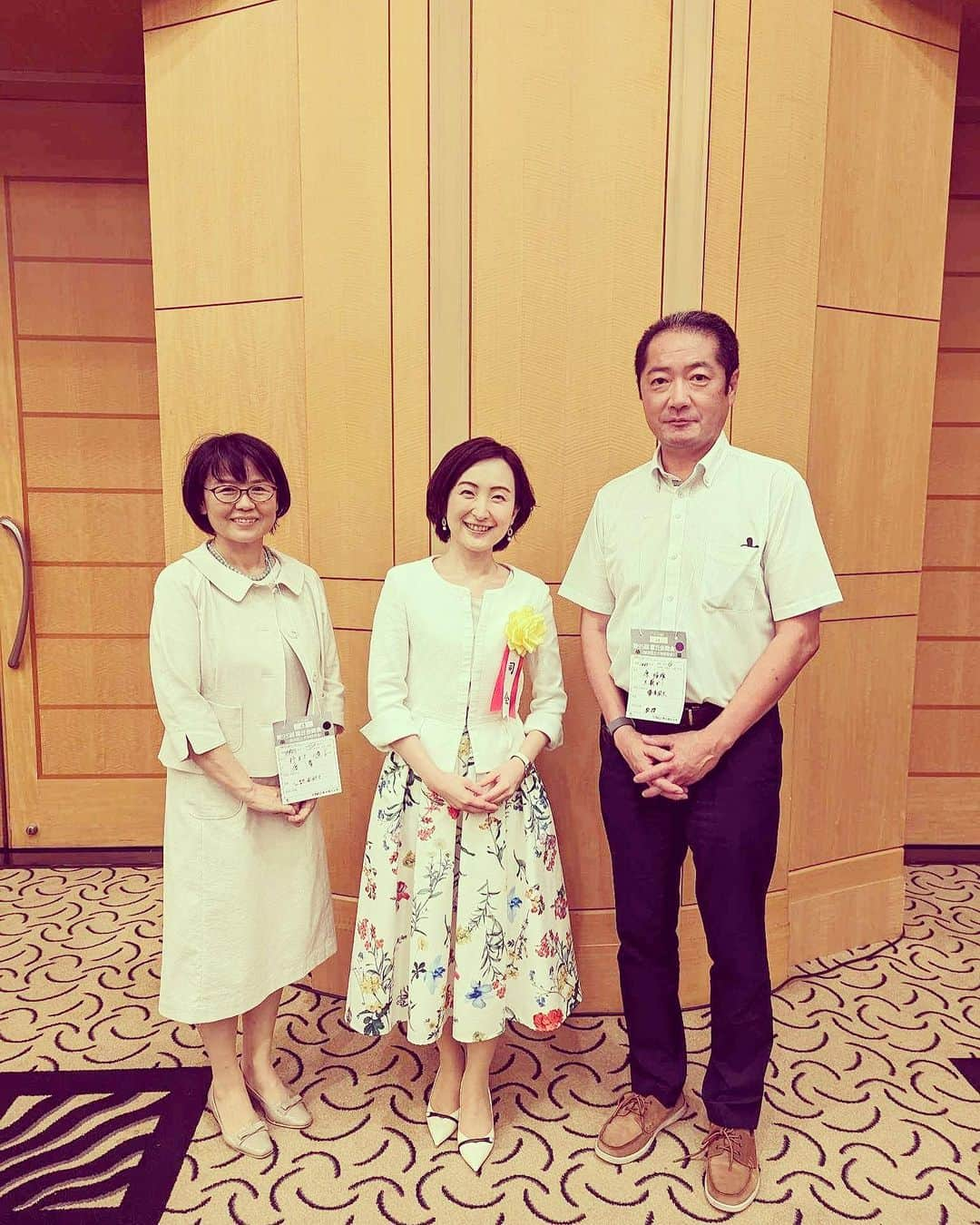 田添菜穂子さんのインスタグラム写真 - (田添菜穂子Instagram)「母校・横浜国立大学の経済・経営学部のオフィシャル同窓会総会・懇親会の司会でした！  ようやく4年ぶりに、さまざまな制約のほぼない形での懇親会が戻り、350人近い同窓生をお迎えしての会が開催できました。 実行委員の皆様のご尽力のおかげです。  司会も長く担当させていただいていて、顔見知りの先輩方もたくさんできたのが、私の財産です！たくさんの先輩方とお久しぶりにお会いできて進行の合間にもたくさんお話できて、本当に楽しい会でした！！皆さまありがとうございました！  写真も撮るのを忘れるぐらいに喋り続けていましたので、頂いたお写真を。  写真は先輩、井村順子さんと原俊雄先生。  井村さんは様々な会社の要職につかれ、大学でも教えられています。原先生は国大の経営学部の先生でいらっしゃいます。  お二人とも、国大の同窓会で初めてご一緒して、今もこうしてお会いできるのが本当に嬉しいです！  今後ともどうぞよろしくお願いいたします。  #横浜国立大学 #富丘会 #経済学部 #経営学部 #同窓会」7月9日 21時06分 - nahokotazoe