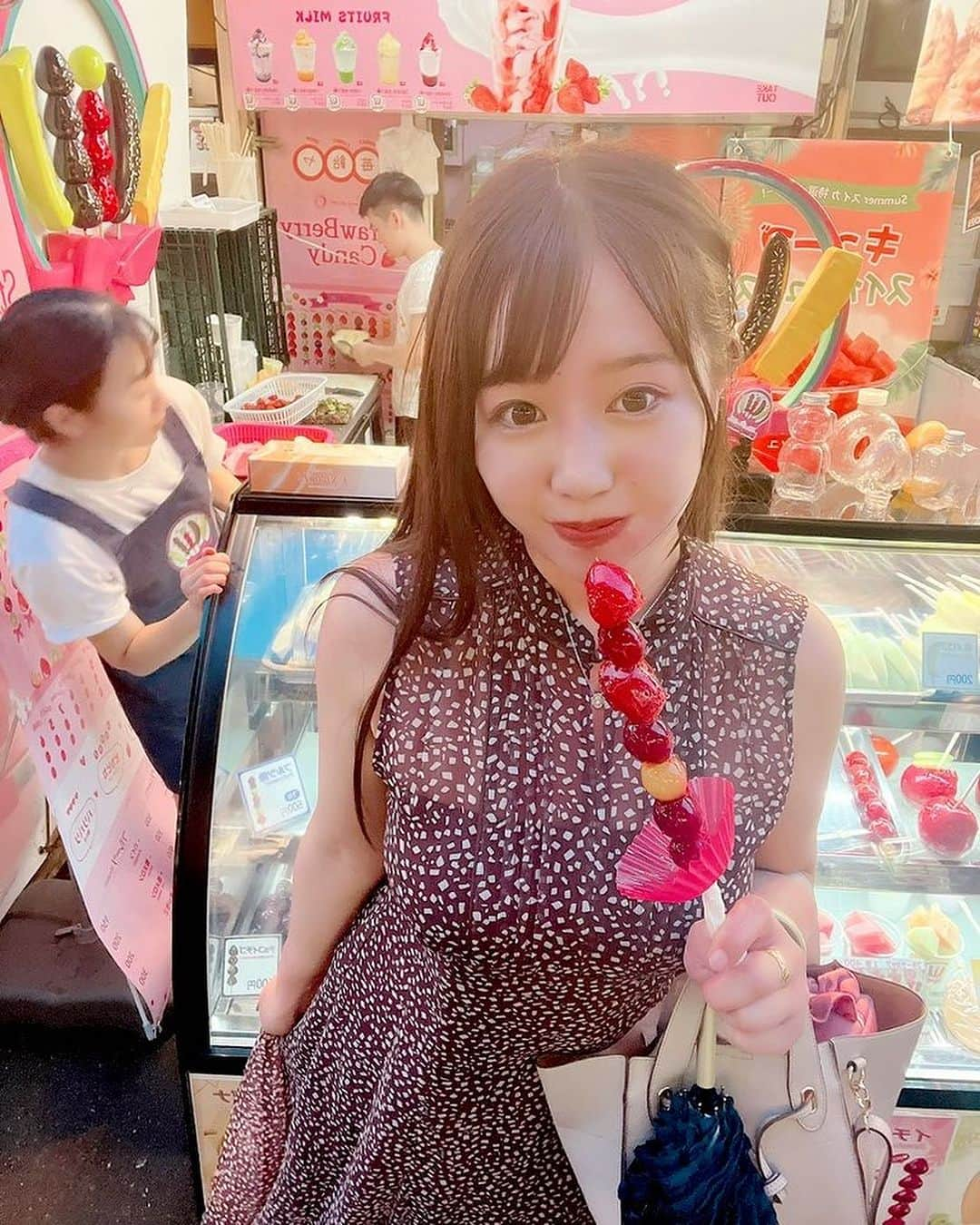 愛場れいらのインスタグラム：「いちごあめ🍓 一緒に食べよ？💓  #彼女とデートなうに使っていいよ   なんちゃんと初上野満喫した🥰👏  #屋台　#お祭り　#出店　#可愛い女の子  #清楚系女子  #彼氏目線　#彼女感  #ギャル　#綺麗なお姉さん  #japanesegirl  #asiangirls #ueno #tokyogirl #japanesefood」