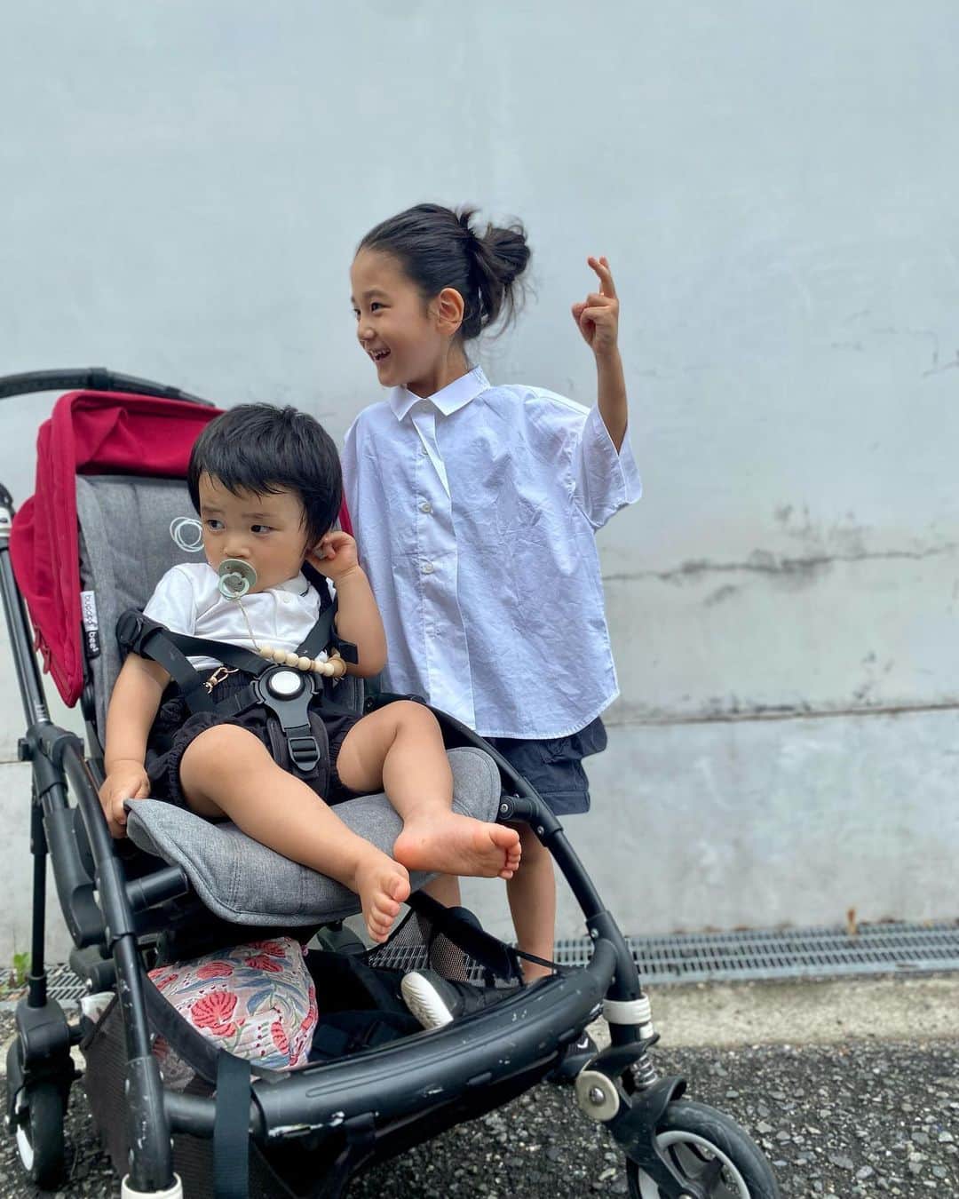 Saki のインスタグラム：「今日は、かなり遅い　#ラン活　ってやつ無事に完です🥹🎒✌️  そもそも、荷物持つの大嫌いなジョアン園のリュックもすぐ捨てるし😂  ランドセルいる？持てる？ と思っていたらこんな時期になりました…💦😅  ファミリアさんのランドセルが一番軽いと聞いて、見に行ったついでに高島屋のランドセルコーナー見に行ったら、 めちゃスタイリッシュシンプルで、リュックに近くてでも、ランドセルって感じで、胸元カチッとずれ落ちないように止めれるの付き(これ大事)  で同じ軽さの880g！？ 持ったら驚きの軽さですよ✨ コレいいやんって🖤 ジョアンも親も黒色一択なんで即決🖤✌️ 一応品番かいときますね タカシマヤオリジナルの [CRT4824]  です。  小学生になる前に、　#発達障害 やその他障害をお持ちの子の親御さんは春からこの夏までに色々なやる事があるので大変ですよね💦  何もわからない中、自分で動いて直接学校🏫何個も問い合わせて、書類たくさん揃えて修学相談、聞きに行ったり今真っ最中です💨  フォロワーの皆様もう決まりましたか？気になる🫣  今週も行ったし、来週も違う学校。とにかくジョアンに合う場所を見つけてあげたい。6年間だもんね、長い時間学校にいるんだからちょっとでも楽しく過ごしてくれたらいいなあ🥹 早く決まったらいいなぁ…✨  小学校一緒に見に行ったり、 ランドセル🎒見に行ったりして、来年小学生になるんだよ！と説明してるけどやっぱりもひとつ意味わかってはらん🤣  お勉強する所だよー言うたら ぼく、英語ならいいよー🔠やって🤣インター行きたいか？違うねん、ごめん🤣🙏 習い事でさせてあげるわーってか、近くにたくさんいるからみんなに教えてもらえるしー🤣🙏🇺🇸   あっという間にもう7月やもんね🐠 りあんも　#1歳9ヶ月  ジョアン　#6歳2ヶ月   いろんな病気🦠なりまくって 成長中〜〜💊笑 夏はほんとずっと体調悪いな🤧  夏嫌いや〜はよ秋なってくれ〜🍃🍂」