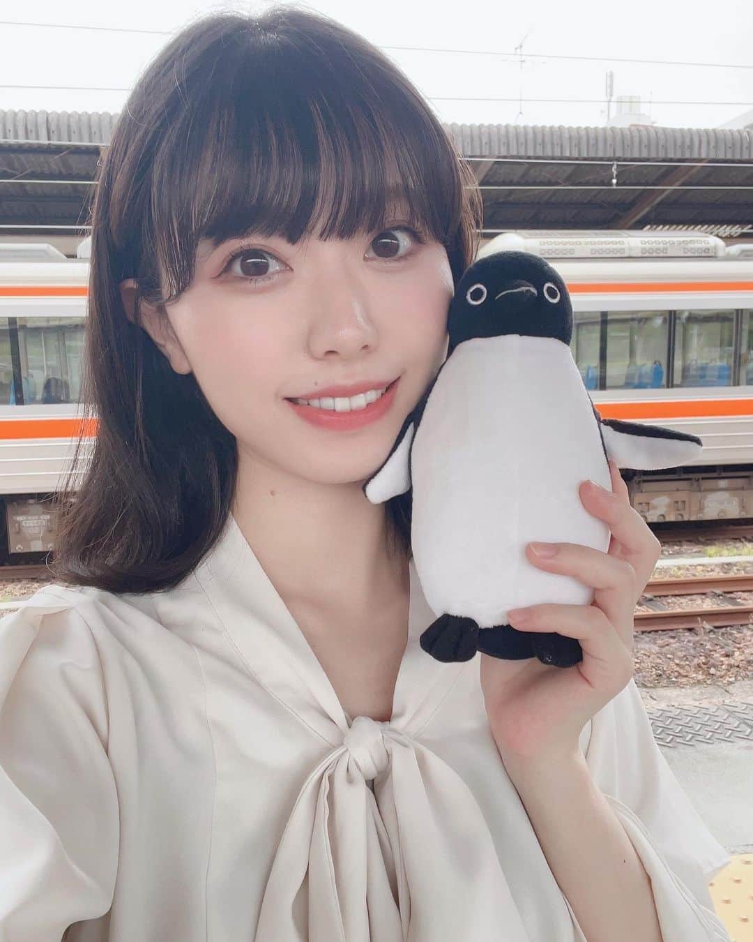 星名あゆみのインスタグラム：「1人で名古屋旅行してきた🚅  1日目は名古屋城に行ったり、 ２日目は朝のモーニングから 名古屋の名物たくさん食べたよ😋  名古屋旅行でひつまぶしにハマまった🤤 しゃちほこ金ピカだった✨  旅行本当にたのしい〜！！！ また旅の計画中なのでおすすめの県あったら飛んでくので 教えて〜！！💙  #名古屋グルメ #名古屋カフェ #名古屋城 #ソロ活#旅行」