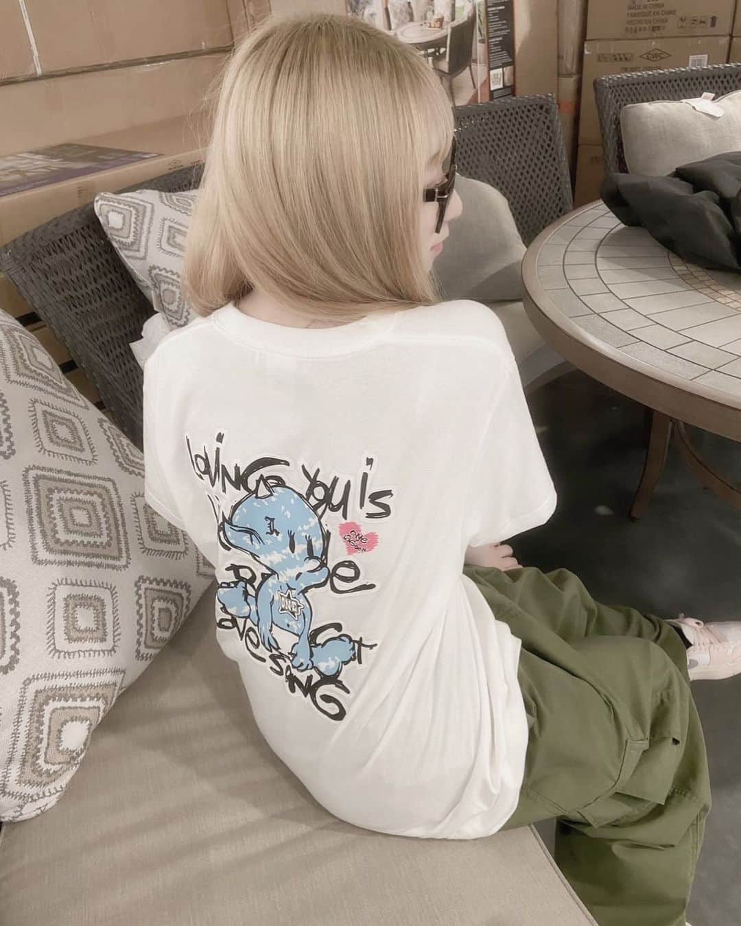 のインスタグラム：「"ONE"×LAGOONコラボTシャツ可愛すぎて即買いしてしまった🫶🏻  #one #tシャツ #カーゴパンツ  #4320 #4305」