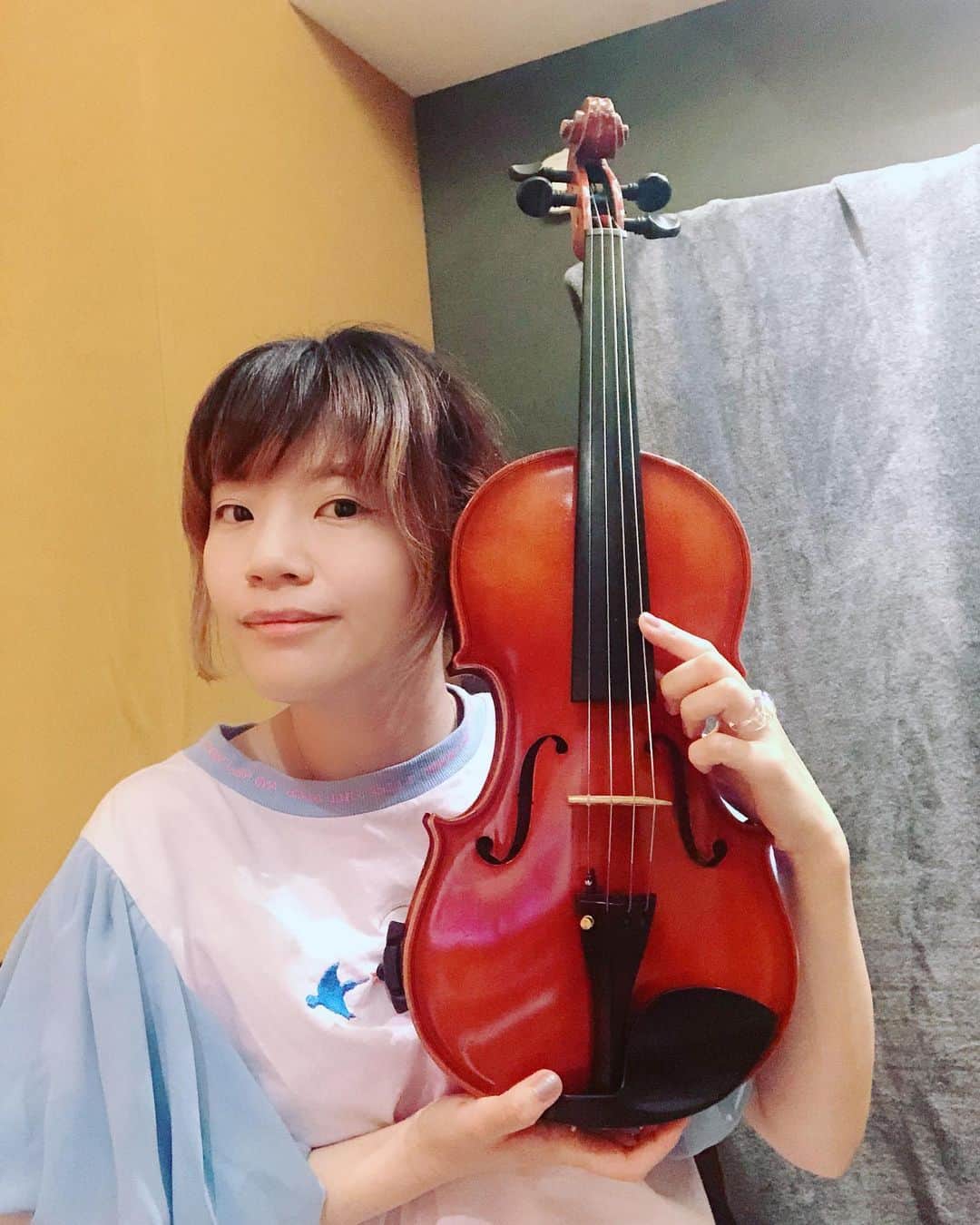 東出真緒さんのインスタグラム写真 - (東出真緒Instagram)「きょうはおおきいひと  Today's Viola🎻  #violin #viola #recording」7月9日 21時12分 - mao_bigmama_vn
