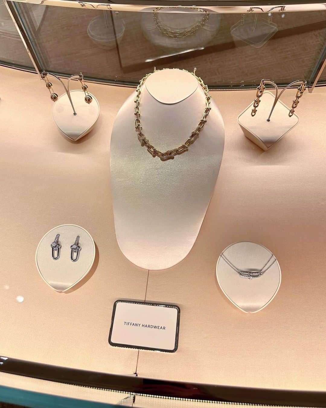 桜田通さんのインスタグラム写真 - (桜田通Instagram)「Tiffany & Co.  ティファニー銀座本店がリニューアルオープンしました！ 先日オープニングイベントにご招待していただきました✨  広々とした店内にはティファニーを代表するジュエリーの数々、ブライダルコレクションからホームデザインアイテム、バッグなどもあり、どれも美しく魅力を放っていました💎  銀座本店とは関係ないのですが今年の初めに3年間の限定店舗だったティファニー@キャットストリートの期間が終わってしまい、個人的に少し寂しかったのですが、この銀座本店に行けばティファニーの世界観にしっかり包まれる最高の空間でした❣️  皆さんも生まれ変わったティファニー銀座本店に是非遊びにいってみて下さいね✨  @tiffanyandco #Tiffanyanco #TiffanyGinza #TiffanyPartner  服 @louisvuitton」7月9日 21時14分 - dorisakurada