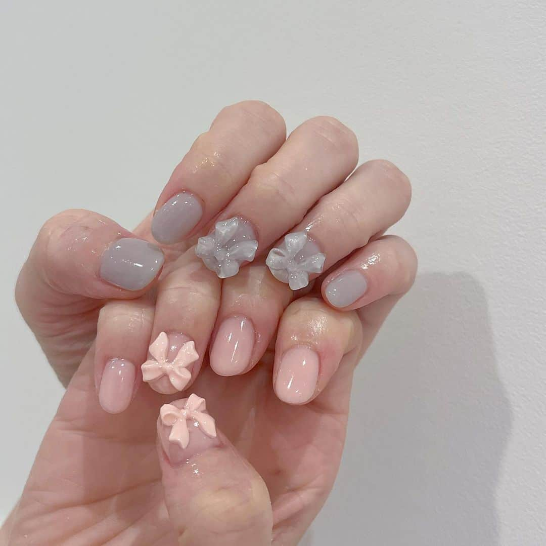 黒坂優香子さんのインスタグラム写真 - (黒坂優香子Instagram)「🎀  new nails💅  かんわいい…！ 久々に大きいパーツ付けちゃいました リボンと同色ワンカラー♡  淡いナチュラルなピンクとグレーの組み合わせ、可愛すぎる…！！  @deicy_shibuya  @nanachan_0317  いつもありがとう♡ 絶妙なカラーは混ぜて作ってくれたよ🏹  可愛すぎて手元ばかり見ちゃう👀♡  #nail #ネイル」7月9日 21時14分 - yukakokurosaka0606